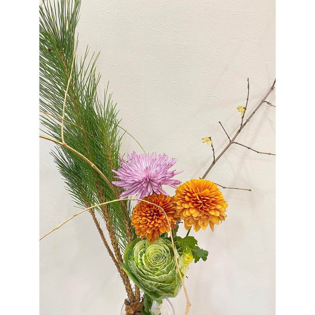 大島璃音さんのインスタグラム写真 - (大島璃音Instagram)「お正月のお花🎍 大好きな蝋梅を お家の中で楽しめて幸せでした💭  見たい投稿にお花というコメントも 沢山あって安心しました😌 これからもどうぞよろしくお願いします！  #お花のある暮らし  #お正月のお花  #蝋梅」1月10日 13時17分 - rinon_ohshima