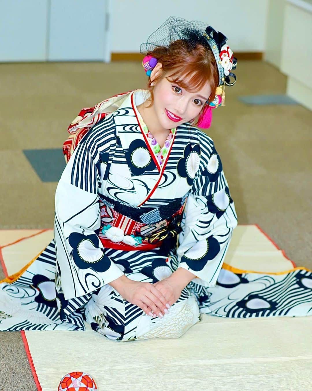 明日花キララのインスタグラム：「新成人の皆様おめでとうございます🙇🏻‍♀️ いよいよ大人の仲間入りですね👏🏻 大人としての自覚を持ち、大人しか出来ないことをいっぱい楽しんでください♥️♥️」
