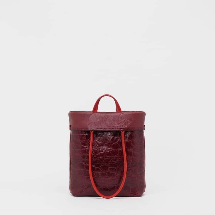 エンダースキーマのインスタグラム：「model: double handle tote color: black, choco, red  #henderscheme #2023ws #productvideograph」