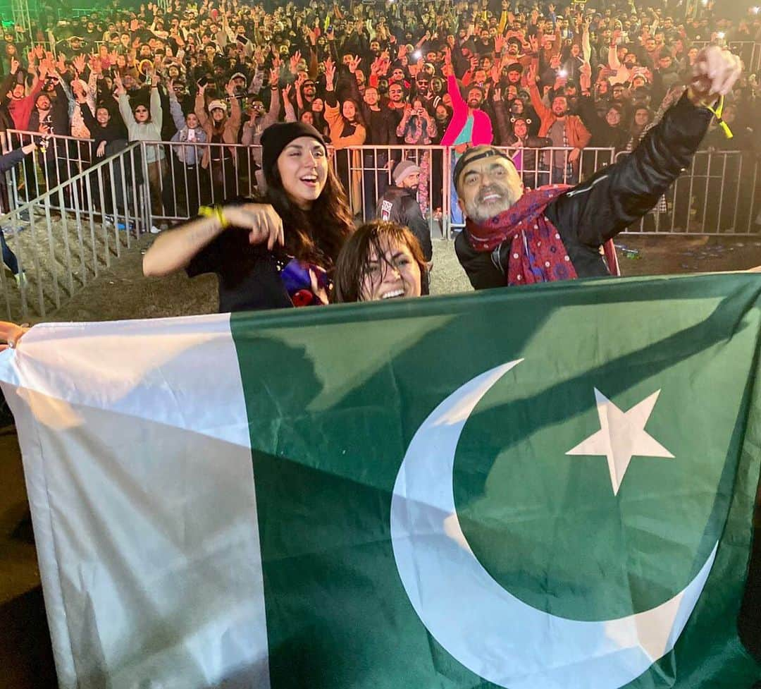 クルーウェラさんのインスタグラム写真 - (クルーウェラInstagram)「Yeh sham phir nahin aye gee 🌙   Pakistan Krew 🇵🇰 Thank you for your beautiful energy and for welcoming us with open arms~ playing a show in the homeland was a dream come true 💖」1月10日 14時16分 - krewella