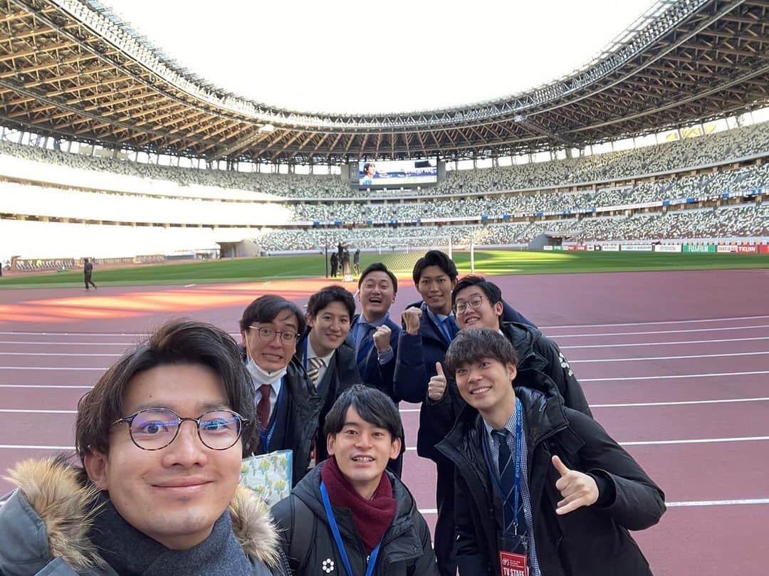 宮澤奎太のインスタグラム：「【今年の高校サッカーも終わりました！】  先日、高校サッカー選手権の全国大会派遣が終わりました！  この全国大会は、代表校が勝ち上がれば勝ち上がるほど、派遣された地元局のアナウンサーも共に残って、リポートなどの業務にあたります。  ですから、熊本の代表校が勝ち上がるたび、私も各局の先輩方と長い時間を過ごし、取材やリポートを勉強することができるんです。  もちろん、今回は全試合をベンチ裏で見つめてきて、最後の瞬間は本当に悔しい思いになりました。 ですが2年連続の国立、連れてきてくれた大津イレブンの皆さんには感謝してもしきれません。  次の舞台でのそれぞれの活躍を祈っています！！  #高校サッカー選手権 #大津高校サッカー部 #超越 #NEXT100 #KKT #アナウンサー #宮澤奎太」