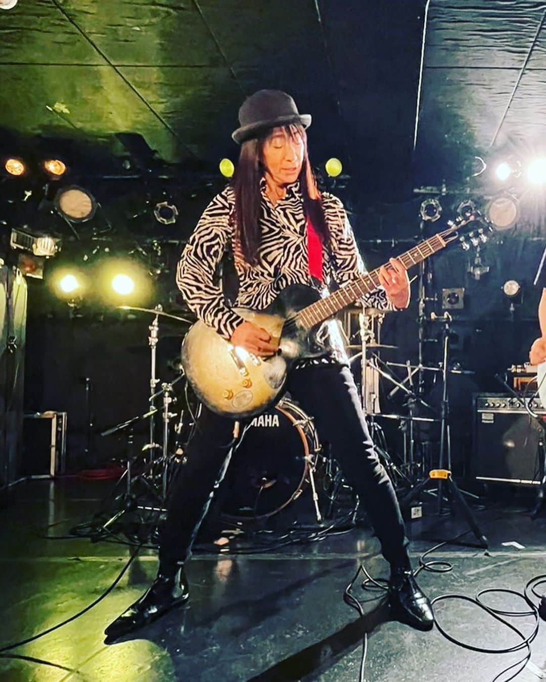 蜷川みほのインスタグラム：「Sサミット（故・佐久間正英氏プロデュースバンドの集い）ライブ🎸🎶 沢山のお客様に御来場頂き、どうもありがとうございました😌💕 最高のミュージシャンとライブが出来て、とっても幸せでした🎸🎶😌✨ 一緒に演奏させて頂いた、カッコイイ✨SPEAKのメンバー💖 主催のヒカルさんを始めとする、出演ミュージシャン、スタッフの皆さま、どうもありがとうございました💖 故・佐久間正英氏の秘蔵っ子達が集結した、とっても素敵なライブでした🎸🎶✨ 素敵なご縁を繋いでくれた亡き佐久間さん✨そして、開かずの扉から引きずり出してくれたw塔子ちゃん✨どうもありがとうございました😌🌈✨感謝です💕 今回お越しになれなかった皆さま、またライブをやる時には遊びに来てね〜😃 🌈🎶 (2023.1.8／CLUB251)  ☆私が、故・佐久間正英氏にプロデュースして頂いた曲こちらです💁‍♀️ 　　　↓↓↓ 『ポケットティッシュガール』by VERY  VERY  IRON https://youtu.be/QTHqiUA-Mxk   #ミュージシャン #ライブ #sサミット #sサミットお疲れ様でした #佐久間正英 #佐久間正英プロデュース #speak #ベリベリアイロン #veryveryiron #蜷川みほ#club251」