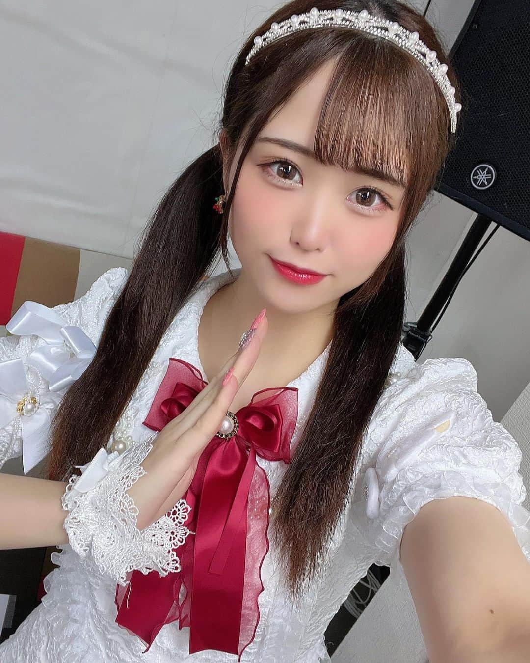 のインスタグラム：「新年1発目のライブ楽しかった！ 今年もアイドル頑張ります❤️ 新曲「あやつりどーる」披露もしたよ🫰  #gravure #gravureidol #偶像 #グラビア #グラドル #インスタグラビア  #巨乳 #童顔 #ロリ #グラビアアイドル  #アイドル #コスプレイヤー#コスプレ #可愛い #可愛い女の子 #かわいい  #ゆめかわいい  #王道  #japaneseidol #sexydress  #sexystyle #japanesegirl  #asianbabygirl #asianbeauty #asiangirls  #アイドル衣装 #天使 #衣装 #赤色 ＃白ワンピ」