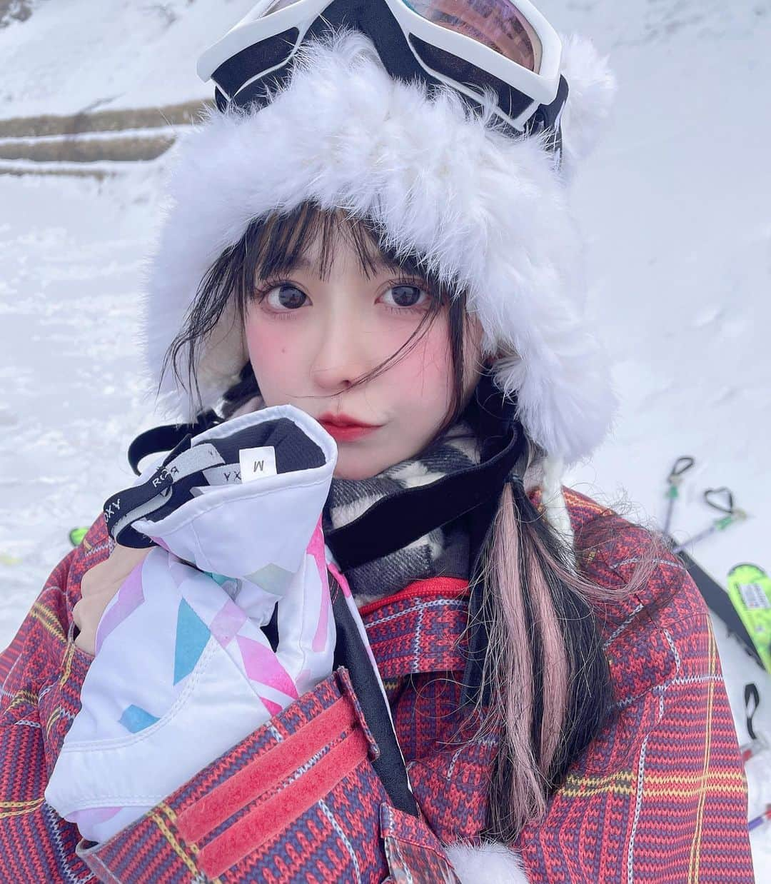 兎凪さやかのインスタグラム：「全部雪のせいにできたら人生そんな大変じゃないですけどね❗️  #全部雪のせいです  #雪  #スキー  #滑れなくて  #1時間で帰宅」