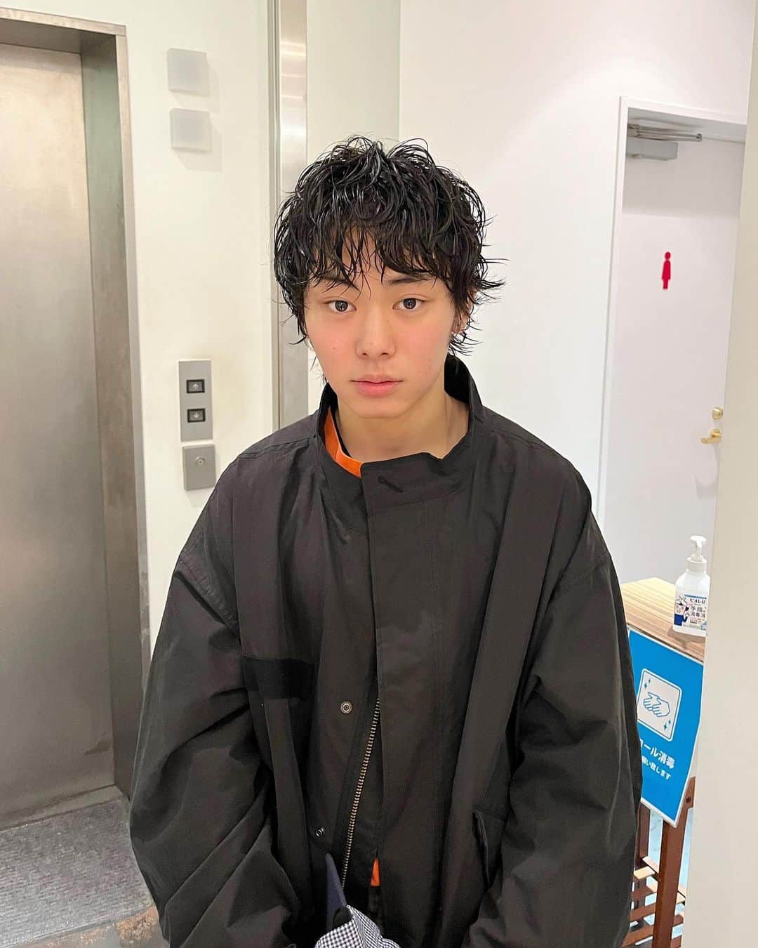 veticaのインスタグラム：「cut perm  hair @eitayoshinari   #原宿 #美容師 #美容室 #メンズカット #メンズスタイル #メンズパーマ #メンズショート」