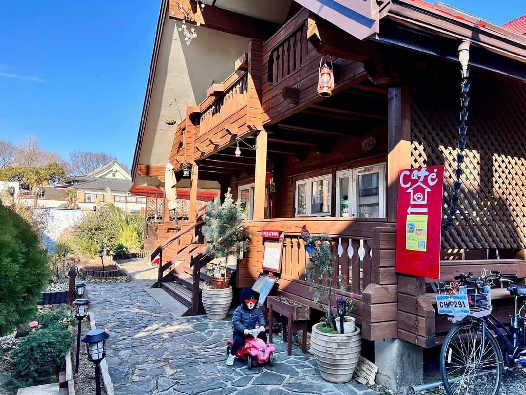 大橋夏菜のインスタグラム：「息子の好きな電車スポットの近くに素敵なカフェ発見✨  お庭が広く、車で遊んだり、ウサギがいたりと息子が遊んでいるのを横目にテラスでゆっくりお茶できるの最高☕️✨  北欧の食器もかわいい✨ 今度はスイーツも食べたい。  #子供と楽しめるカフェ #3歳児とお出かけ #ログハウスカフェ」