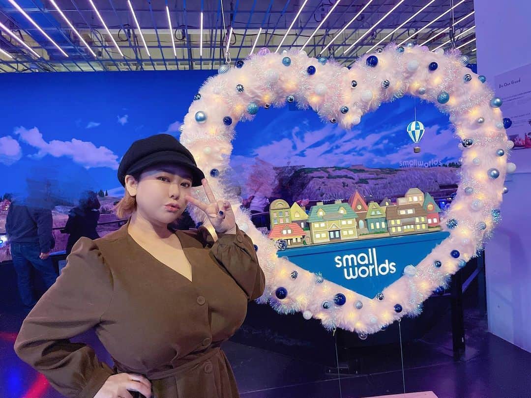 のインスタグラム：「スモールワールズTOKYOに行ってきたよ😺  有明にある大きい建物の中に広がる80/1のミニチュアの世界！  細かいとこまで作られてるから見入っちゃって5時間くらいいたかも😹  6つのエリアにわかれてて見応え有りすぎた🫶  細かな仕掛けのフィギュアを探すのもめっちゃ楽しいよ！E.Tとかいたりする😹  懐かしのオモチャ展も開催してて、1990年代辺りはやっぱ刺さるね😹w  行く価値ありまくり！  PR @smallworlds_official #ミニチュアの世界 #おもちゃ展 #スモールワールズ #なつかしの昭和おもちゃ展 #東京デートスポット #smallworldstokyo」