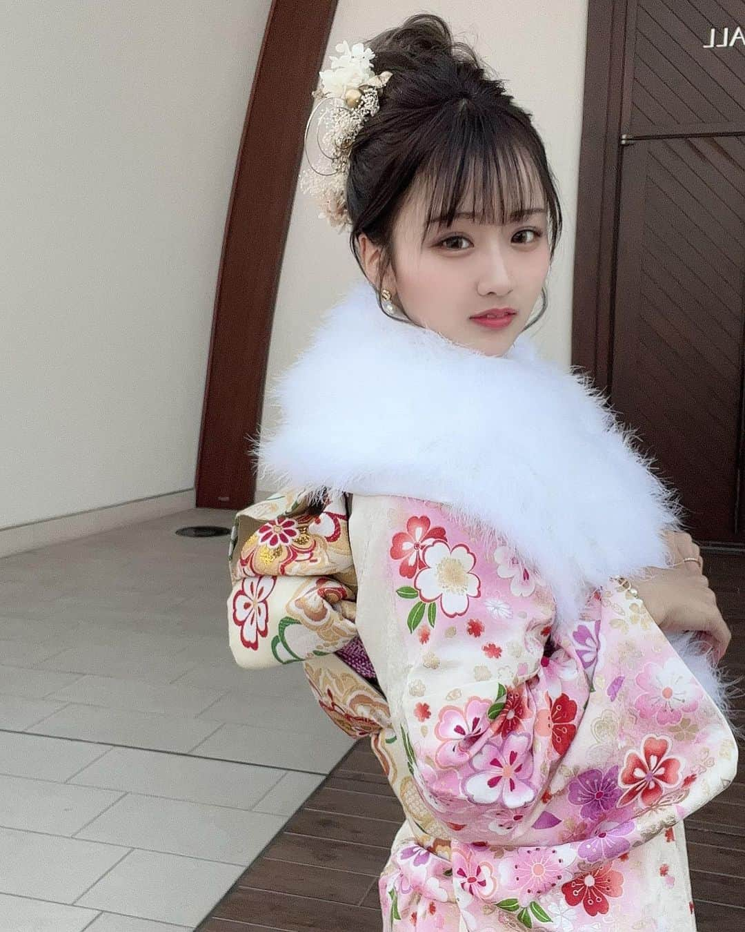 森脇梨々夏さんのインスタグラム写真 - (森脇梨々夏Instagram)「成人式出席してきました🤲🤍  私と同じく成人を迎えられみなさんおめでとうございます！  久しぶりに懐かしい友達にたくさんあえて幸せな1日でした💓  #さがの館 さんの振袖を着用しました！かわいい振袖をいっぱい写真に収められて幸せです🤦🏻‍♀️🖤🖤  #成人式」1月10日 16時07分 - ririka_0508