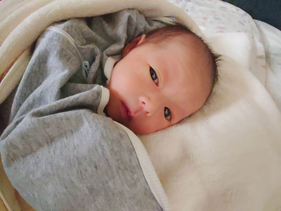 阪本麻美のインスタグラム：「無事に一緒に退院して、里帰り中!!  出産時間が早かったからか、長男の時よりもまだ回復が早い気がするー!!  やどー、昨日の夜から、長男の時にも経験したあの恐るべき乳腺炎の症状が‥  痛い。うん。かなり、痛いー。  なんか節々も痛い。  っえー、38.4度も熱ある〜(⁠༎ຶ⁠ ⁠෴⁠ ⁠༎ຶ⁠) 前回は41度まで熱上がったから、これは乳腺炎になる一歩手前や！  産婦人科で働いてた姉にマッサージをしてもらう。  激痛〜〜〜〜涙でるぅ〜.⁠·⁠´⁠¯⁠`⁠(⁠>⁠▂⁠<⁠)⁠´⁠¯⁠`⁠·⁠.  でも、とりあえず熱は下って、いまだ痛さと闘いながら授乳中っ!!  #令和5年生まれ#女の子ママ#女の子赤ちゃん#授乳中#乳腺炎#新生児#夜泣き#里帰り#」