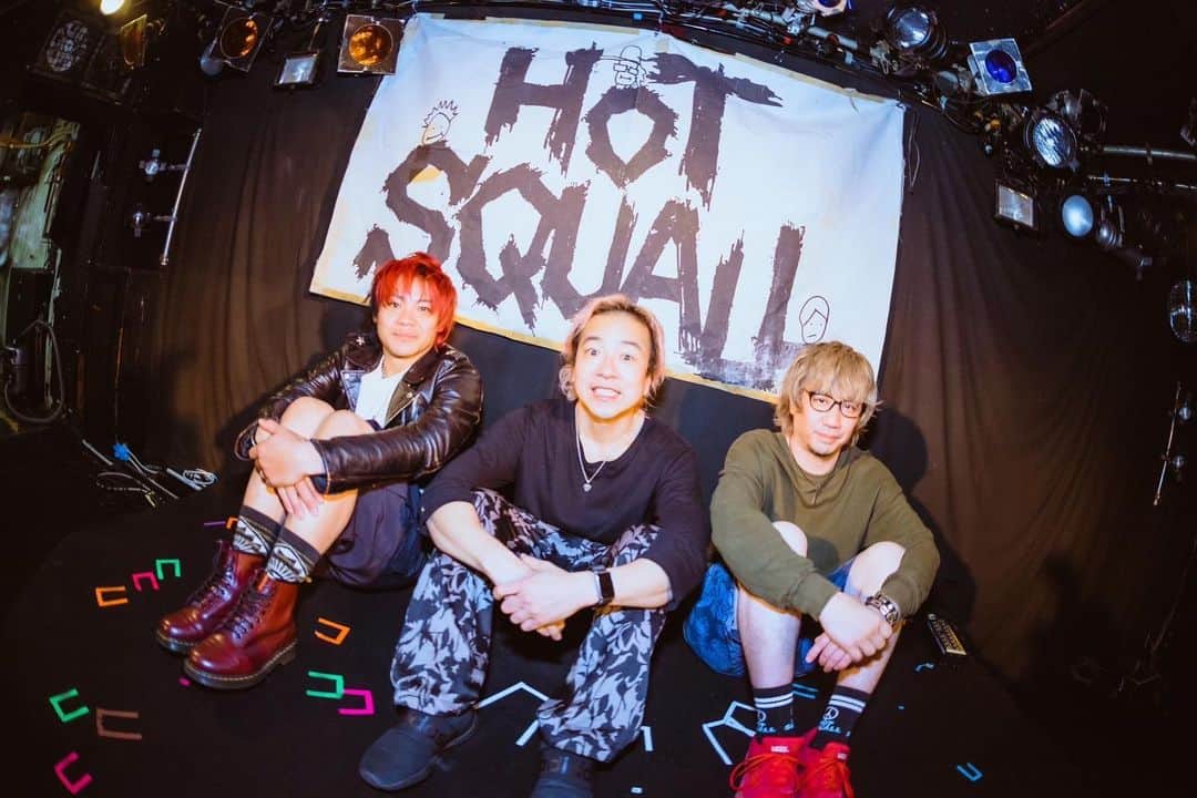 チフネシンゴのインスタグラム：「. 2023.01.09(月祝) at 千葉LOOK HOTSQUALL ONEMAN SHOW!!!  "Brand New Our Daylight 2023"  あの空間を分かち合ったみんなありがとう！ フルキャパ開催させてくれて、ワガママ聞いてくれた千葉LOOKありがとう！  ヤバい楽しさだったね…🔥 みんなの大きな歌声に感動したよ  ちなみにこのバックドロップは2007年頃のやつを引っ張り出してきましたw  #hotsquall #ホスコ #brandnewourdaylight #bnod #rock #punk #guitar #livehouse #千葉 #laughatlife #人生を笑え  Photo by ＠sskami_」
