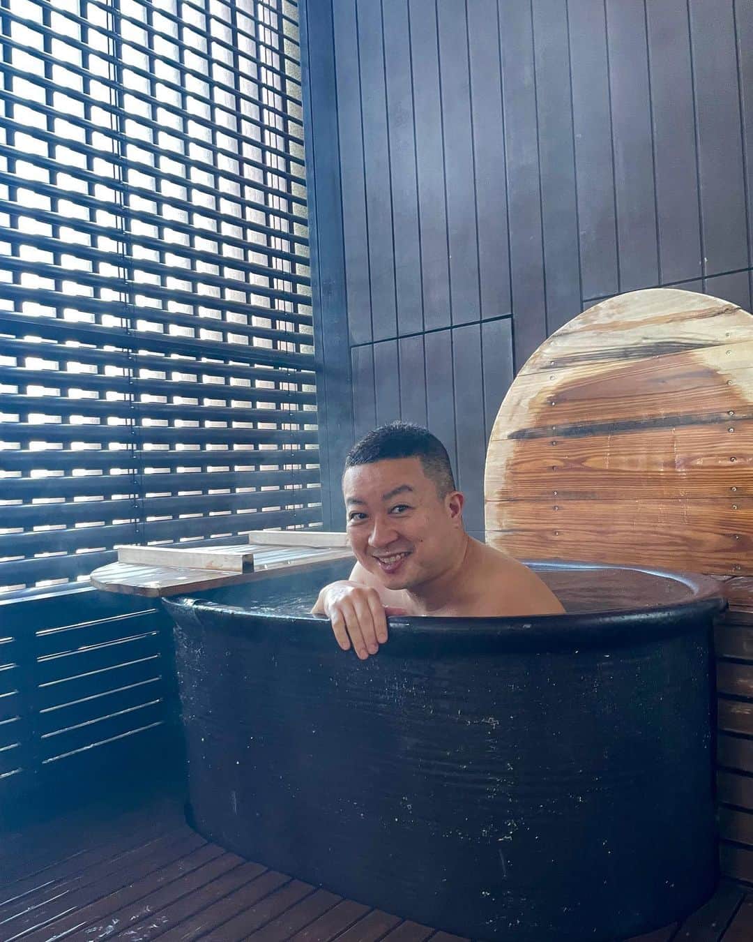 松尾駿のインスタグラム：「お風呂に入るエムバペ。  お休みといったら星野リゾート。 今回は界加賀。 最高でした〜」