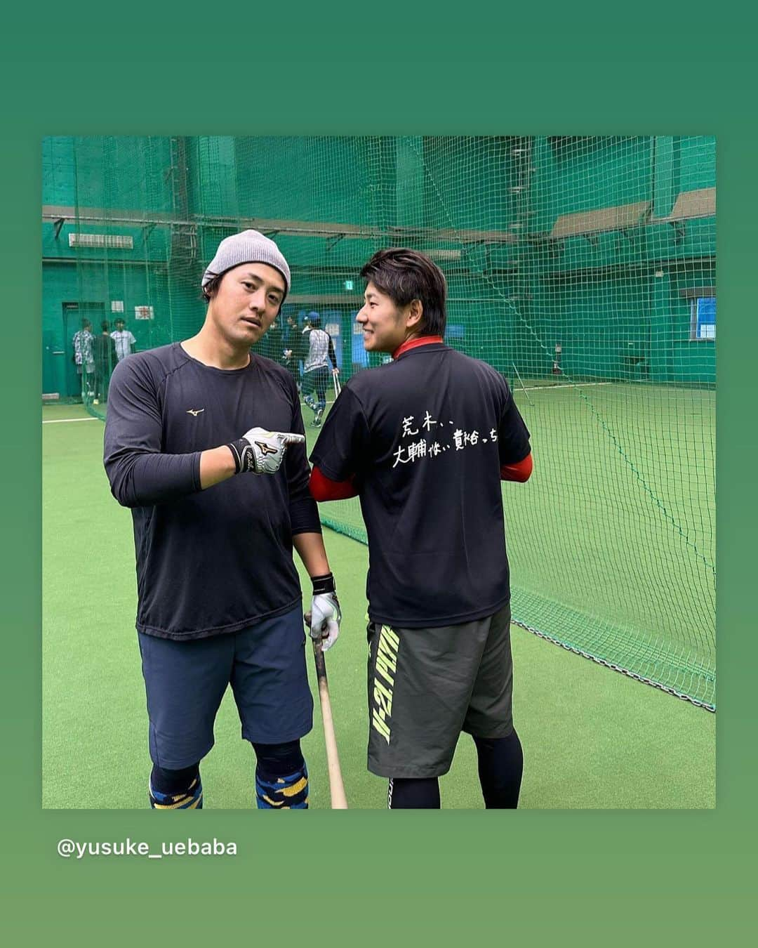 荒木貴裕のインスタグラム：「今日から松山自主トレ‼️ 今年もみなさんよろしくお願いします😊  ・・・上馬場が変なTシャツ勝手に作ってた🥴  @yusuke_uebaba  #2023 #松山 #坊ちゃんスタジアム #自主トレ」