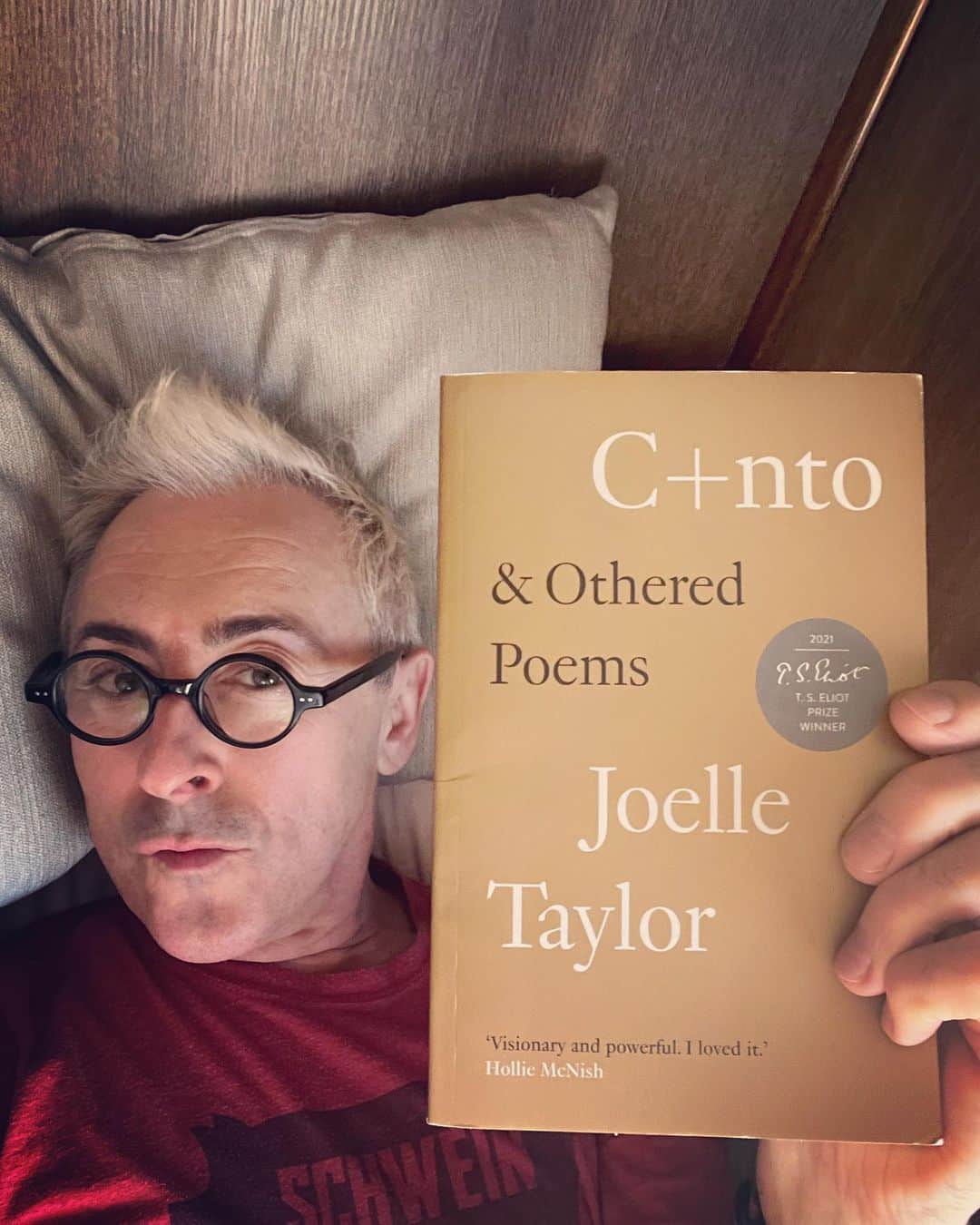 アラン・カミングのインスタグラム：「One of my many favourite things about doing lots of traveling is reading lots of books. Here are some of my recent faves…」