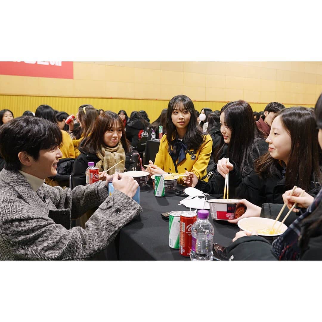 クォン・ユルさんのインスタグラム写真 - (クォン・ユルInstagram)「학생들에게 응원과 선물을 주러 갔다가 되려 응원받고 에너지를 받게 되어서 너무 행복했습니다! 다음에 또 만나요!  #스쿨어택 #서울공연예술고등학교 #더미식장인라면」1月10日 17時18分 - kwonyul_official