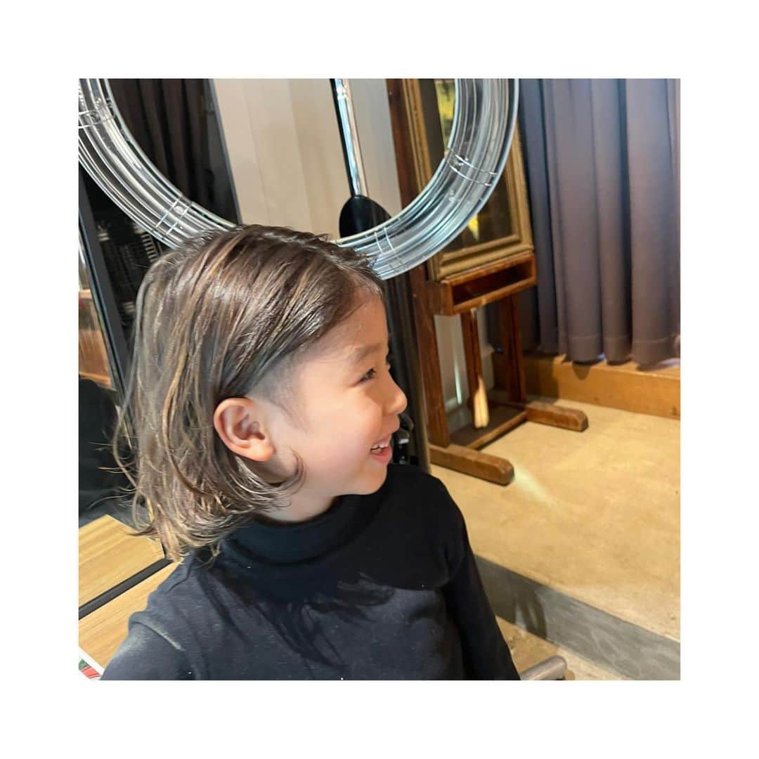 小泉梓さんのインスタグラム写真 - (小泉梓Instagram)「ちびたちの髪事情。  妹は毎回ここぞとばかりに短くぱっつん前髪にしてもらいます。 小さいうちしかしてくれないと思うので、いつになったら伸ばしたいと言われてしまうのか…。 山本さんはカットが早いので、小さい子もサクッと切ってくれる。  兄は今回、本人の希望によりメッシュ（今の人はハイライトと言うであろう）を入れてもらいました。 さすが山本さん、とーってもオシャレなメッシュにしてくれた。 本人もだし、母ちゃんもすごくお気に入り。  子供たちも毎度楽しく笑顔にしてもらって、小さい子美容室連れていくのってかなり大変なはずなのに、blocはとても温かく対応してくれて有り難いのです。 @bloc_japon   #kidshair #kidscuts #キッズカット #キッズヘア #bloc」1月10日 17時22分 - azusan111