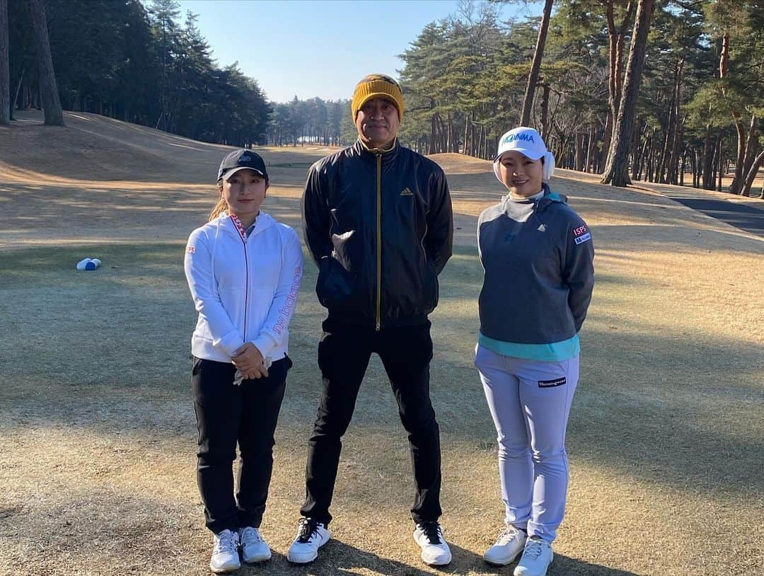 吉川桃さんのインスタグラム写真 - (吉川桃Instagram)「:) 2023初打ち⛳️🏌️‍♀️  いつもサポートしてくださっている山崎社長、 磯谷社長、妹のくるみと太平洋クラブ益子コースを プレーしてきました〜！！🐰🔆 ちょーーっとずつ良くなってきているのでコツコツがんばります🫡❤️‍🔥  #ユートクホームズ  #ユートクライフ  #お部屋探しはユートクライフへ  #食べすぎてさらに丸くなった顔 #運動量を超えるカロリー摂取  #トレーニングも頑張る ❤️‍🔥」1月10日 17時39分 - mmoo.3509