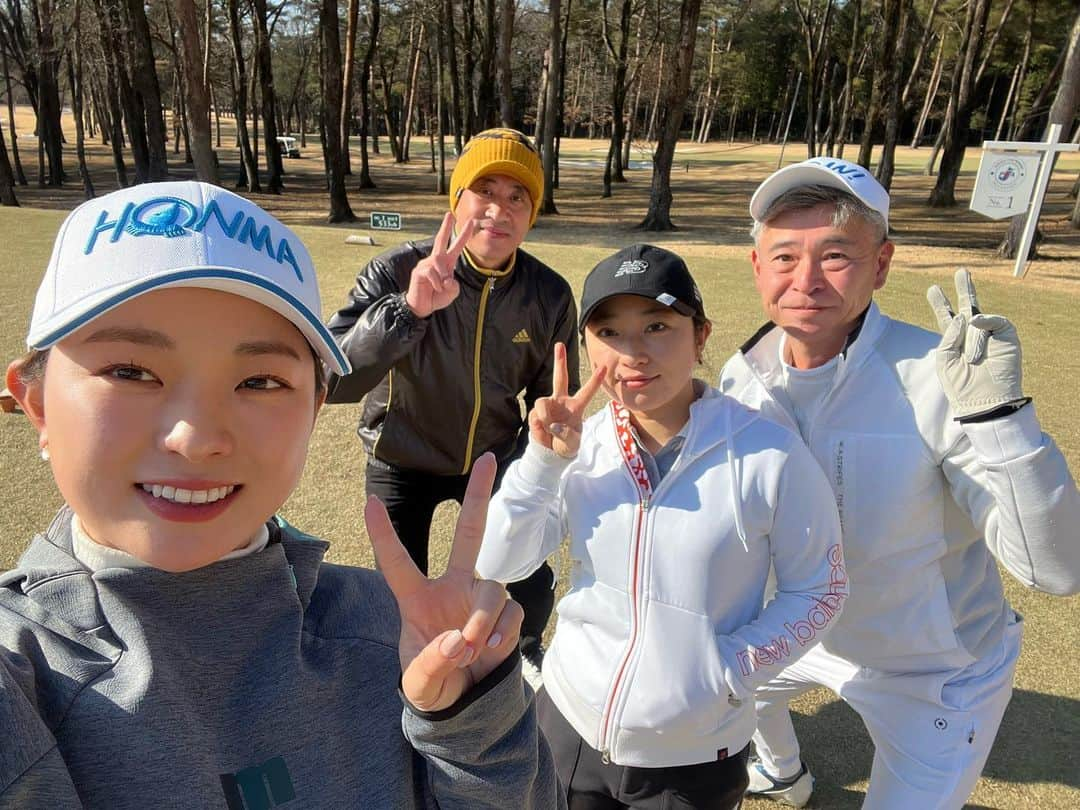 吉川桃のインスタグラム：「:) 2023初打ち⛳️🏌️‍♀️  いつもサポートしてくださっている山崎社長、 磯谷社長、妹のくるみと太平洋クラブ益子コースを プレーしてきました〜！！🐰🔆 ちょーーっとずつ良くなってきているのでコツコツがんばります🫡❤️‍🔥  #ユートクホームズ  #ユートクライフ  #お部屋探しはユートクライフへ  #食べすぎてさらに丸くなった顔 #運動量を超えるカロリー摂取  #トレーニングも頑張る ❤️‍🔥」