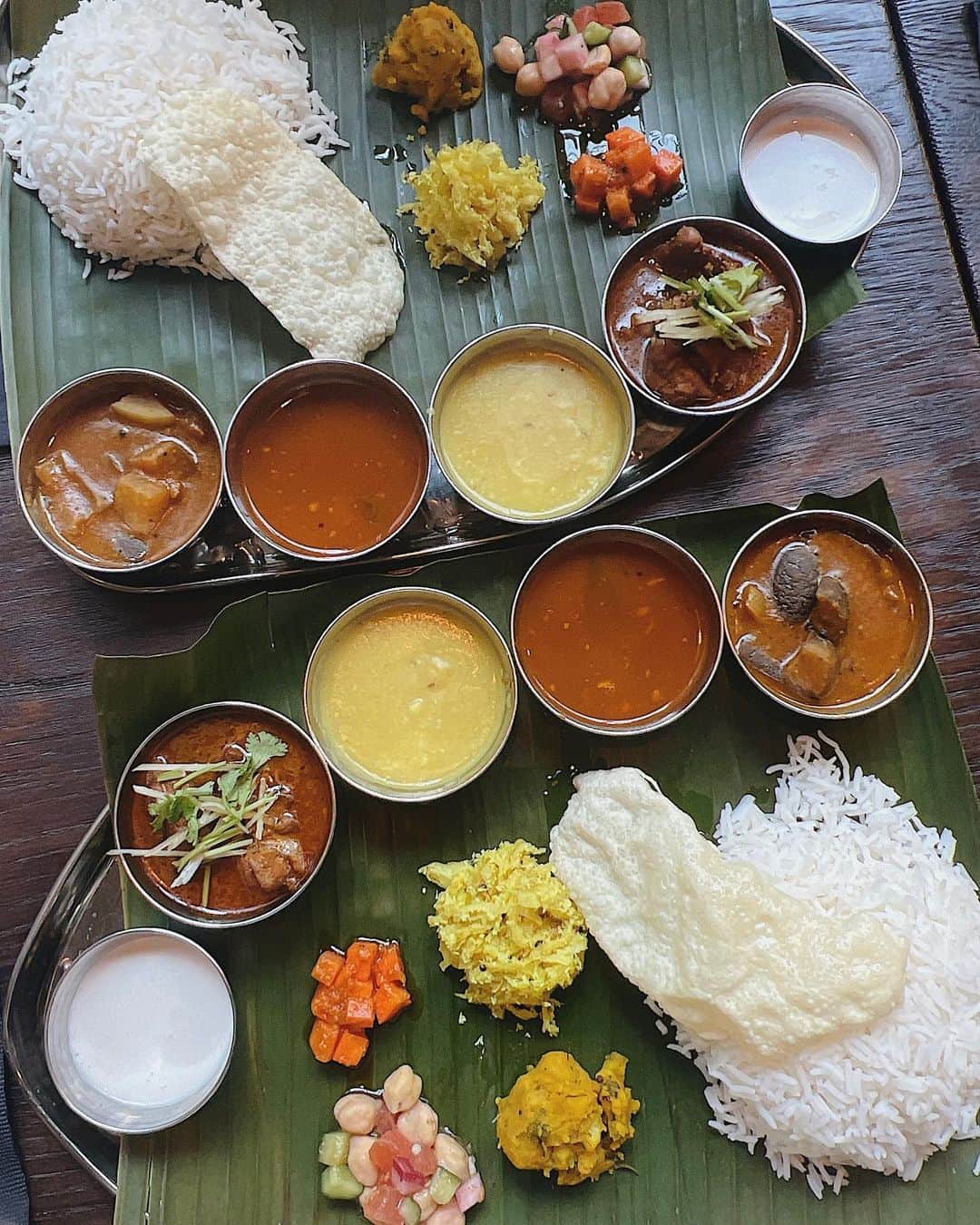 のインスタグラム：「・ みんなとランチしたのは、行ってみたかった下北沢の本格カレー @bhelpuri_shimokita へ🍴🍛  ランチはバナナリーフミールスのみ。 これが色んなスパイスが効いていて美味しかった〜🥺♡  私は辛いものが得意ではないですが、辛さ！というより本場のスパイスの旨みが楽しめて完食でした(本場行ったことないけどね😂)  それぞれのカレーを味わってから全部混ぜてみても美味でした🤤🙏🏻  #bhelpuri #shimokitazawa #東京ランチ #東京カレー #下北沢ランチ #カレー」