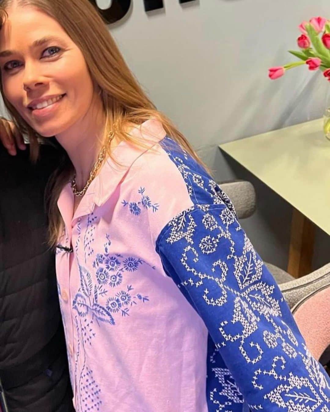 のインスタグラム：「Flere af jer har spurgt på den smukke skjorte, jeg havde på i går aftes. Og det kan jeg godt forstå - jeg er også helt vild med den ✨ Den er en gave fra @camas.studio - og derfor #reklame - der laver helt vidunderlige designs af gamle duge og andre tekstiler 💚 #genbrug #recycled」