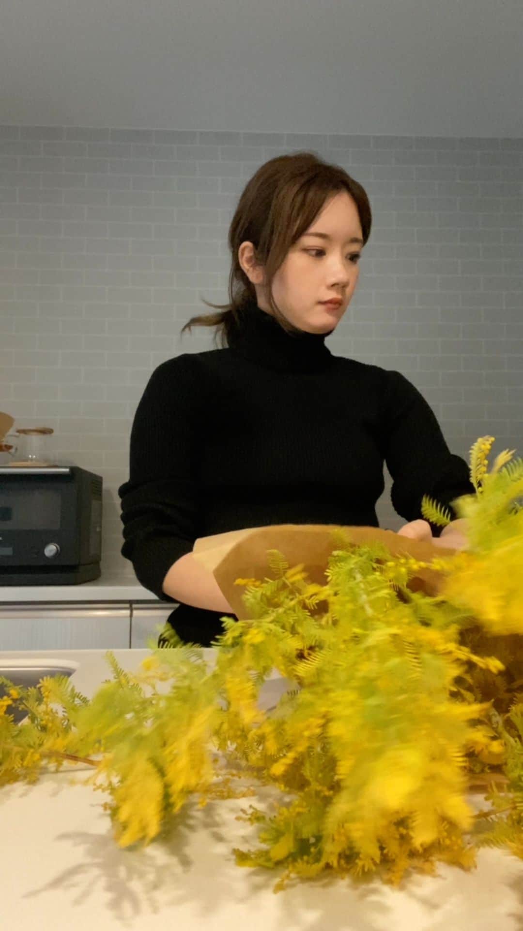 のインスタグラム：「_  大好きなお花屋さんへ行って枝物とお花を新調💐  お家にお花達があるだけで心も豊かにしてくれる☺️✨ お庭に薔薇が咲いてるからそろそろ切って生けようかな🌹  #お花のある暮らし #インテリア#お花のある生活」