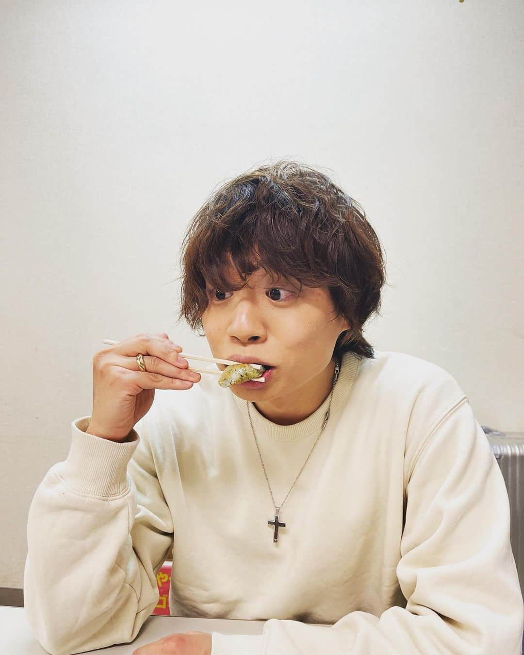 YOMAさんのインスタグラム写真 - (YOMAInstagram)「会場さんからいただいた餅を食べる！ #斬波 #歌謡男子 #yoma #波族」1月10日 17時48分 - yoma_zanpa