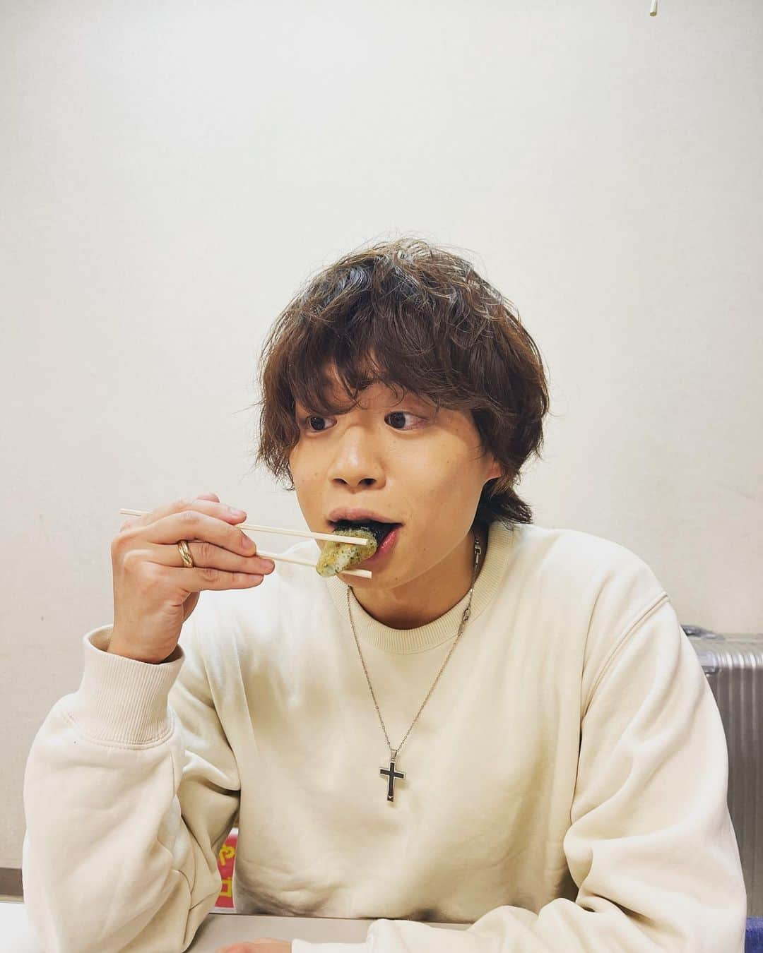 YOMAさんのインスタグラム写真 - (YOMAInstagram)「会場さんからいただいた餅を食べる！ #斬波 #歌謡男子 #yoma #波族」1月10日 17時48分 - yoma_zanpa