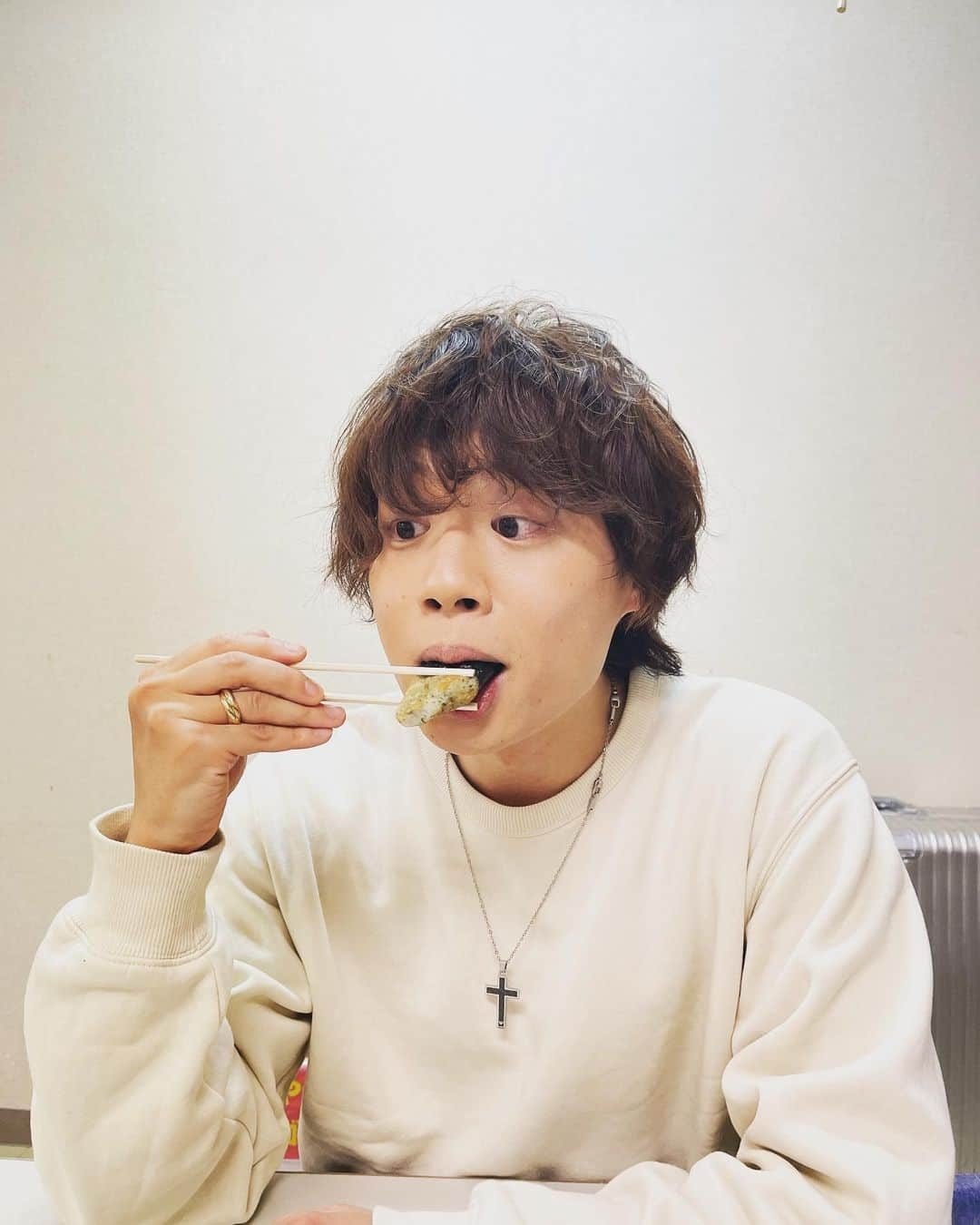 YOMAのインスタグラム：「会場さんからいただいた餅を食べる！ #斬波 #歌謡男子 #yoma #波族」