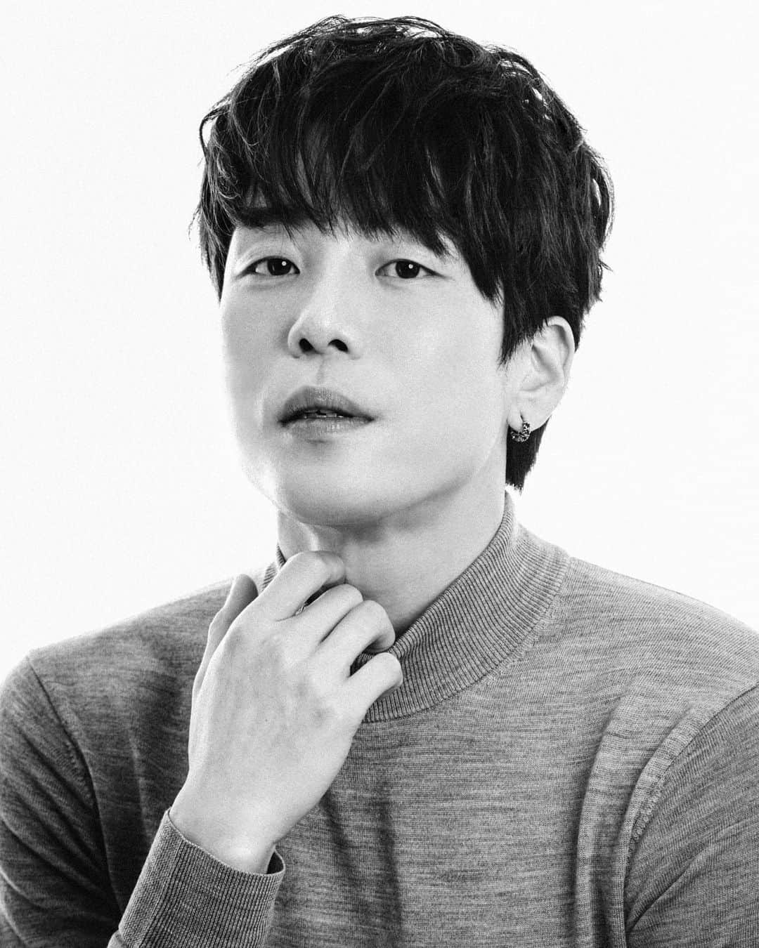 のインスタグラム：「올해는 이 얼굴로 살겠습니다. 네컷 중 첫번째 2023 Changmin's Profile photo Concept1. @nikolauskim  @ssa9120」