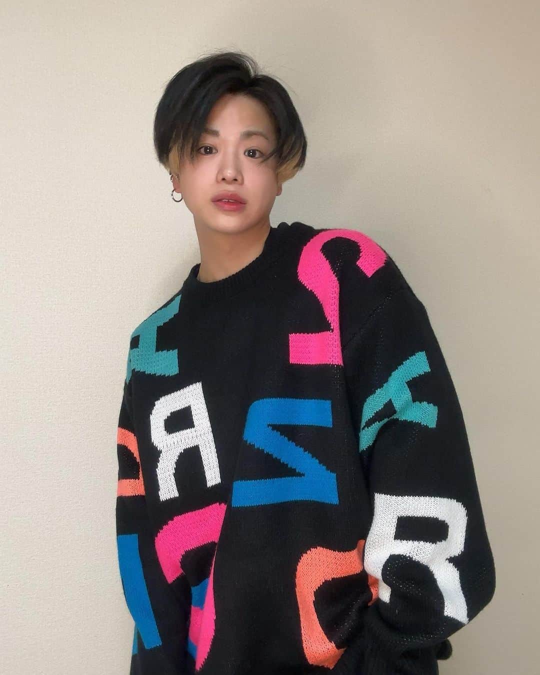 河崎良侑のインスタグラム：「韓国のお土産でいただいたニットが可愛すぎる☺︎  韓国また行きたい！ 買い物したい！  #korea #koreanfashion  #ニット  #奇跡の34歳」