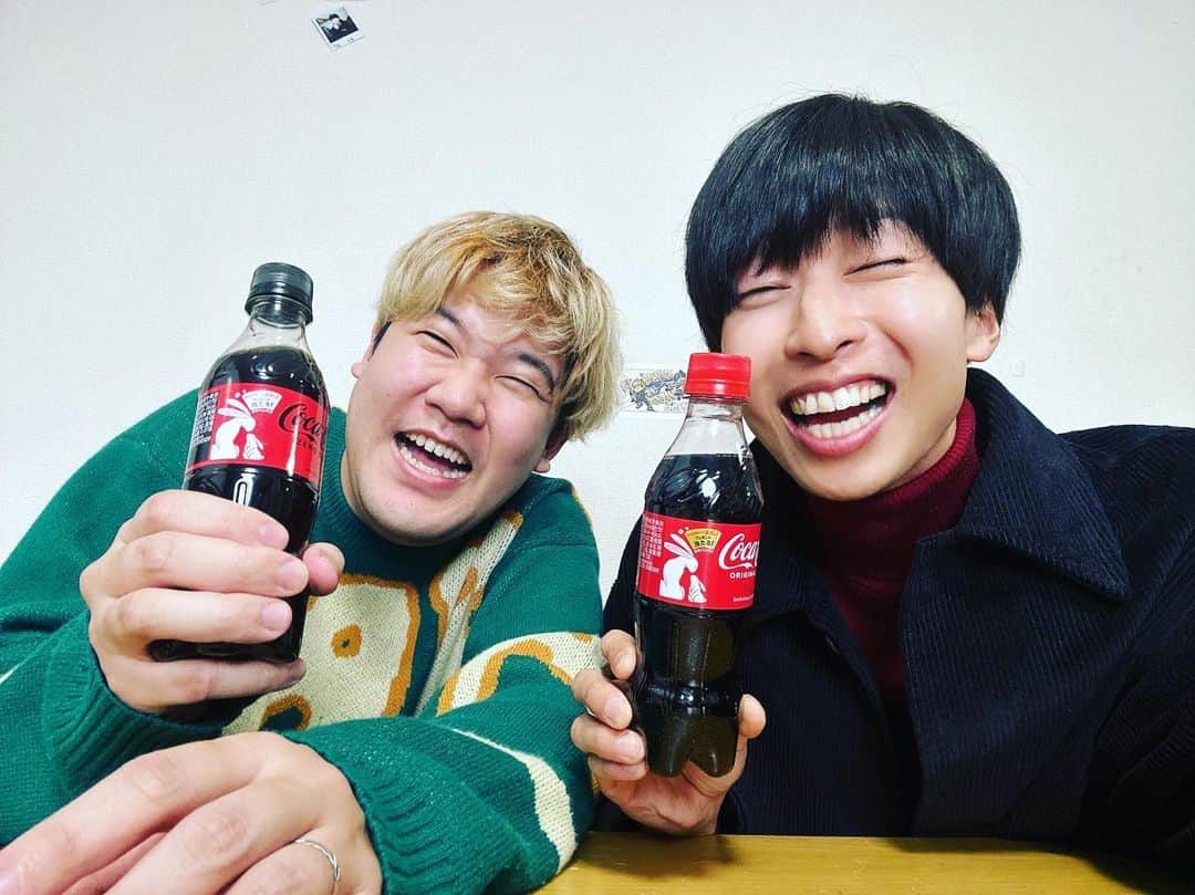 でんがんさんのインスタグラム写真 - (でんがんInstagram)「はなおでんがん解散まで残り約2ヶ月！はなおでんがんは残り最後まで突っ走っていくぜ！はなおでんがんといえばやはり「受験」ですよね！てなわけでこの度、コカ•コーラのスペシャルコンテンツにはなおでんがん監修の「受験おみくじ」が始まります！ 受験生は受験前だと思うし最後の神頼みを僕らと一緒にして受験に向かおう！  🐰おみくじの遊び方 1.コカ•コーラうさぎボトルのラベルをはがして 　ラベル裏の二次元コードをスキャン 2.うさぎのARおみくじゲームが始まるよ 　「受験うさぎ」にニンジンを投げておみくじをゲットしよう 3.俺たちが監修したおみくじコメントが出てくるよ！ 4.おみくじの結果によってプレゼントが当たるかも？！  🐰期間 はなおでんがん監修のおみくじが出てくるのは 1月10日（火）〜1月27日（金） 受験おみくじ限定で見られます。  もう受験まで残り少ないけど、みんなここまで努力してきたはず！だから知り合いの受験生とかへのちょっとしたプレゼントに、ぜひコカ•コーラうさぎボトルを楽しんでみてね！！受験生の努力が報われることを心から願っております！ @cocacola_japan  #pr  #コカコーラ #うさぎボトル #ぴょんみくじ #心もぴょんっとする一年に #うさぎボトルなコークであけおめ」1月10日 18時04分 - dengan87_5