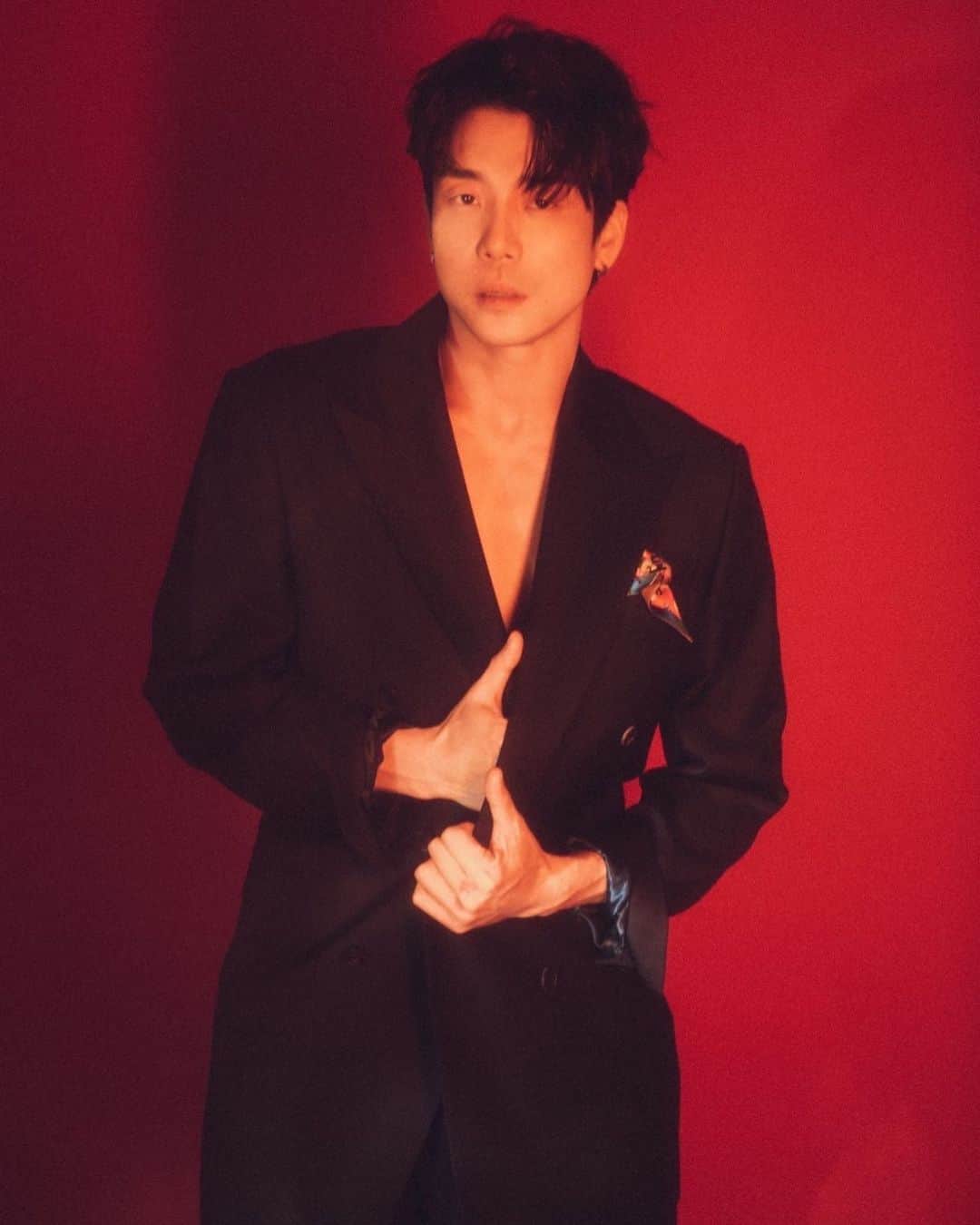 のインスタグラム：「올해는 이 얼굴로 살겠습니다. 네컷 중 마지막 2023 Changmin's Profile photo Concept1. @nikolauskim  @ssa9120」