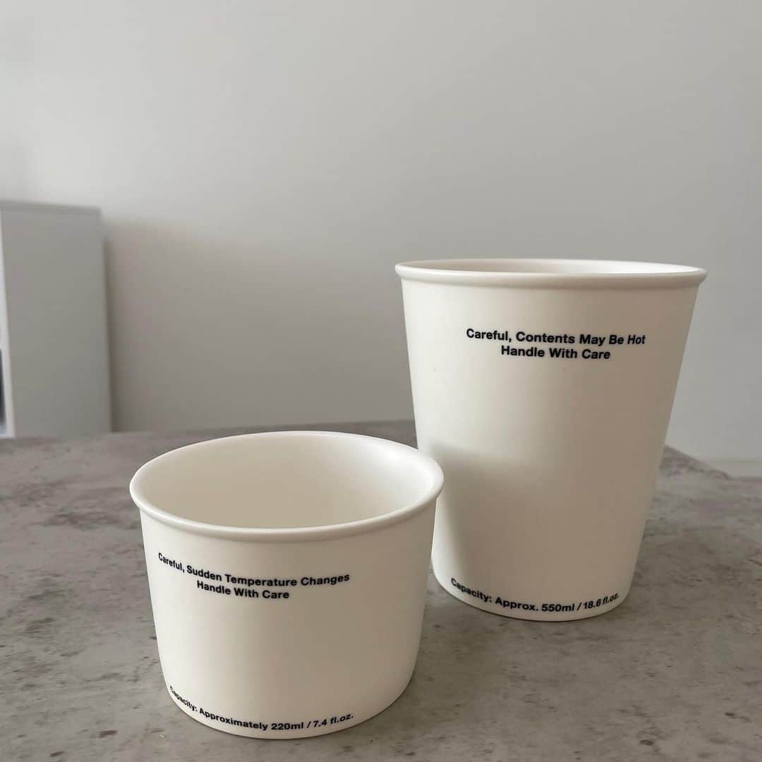 古田ちさこのインスタグラム：「🥛  紙を模した陶器のカップだよ🤍  前から気になっていたのですがついにコーヒーカップサイズが売り切れてしまったのでインスタントヌードルとアイスクリームの２つを早急に頼みました。笑  口のひろがり方や折り重なる部分がとってもリアルで可愛い〜🐩✧˖  NOT PAPER CUP -Instant Noodle- NOT PAPER  CUP -Ice  Cream-  #お気に入り #NOTPAPERCUP #器好き #ceramic #ceramics #器 #うつわ好き #アイスクリームカップ #購入品紹介 #購入品記録」