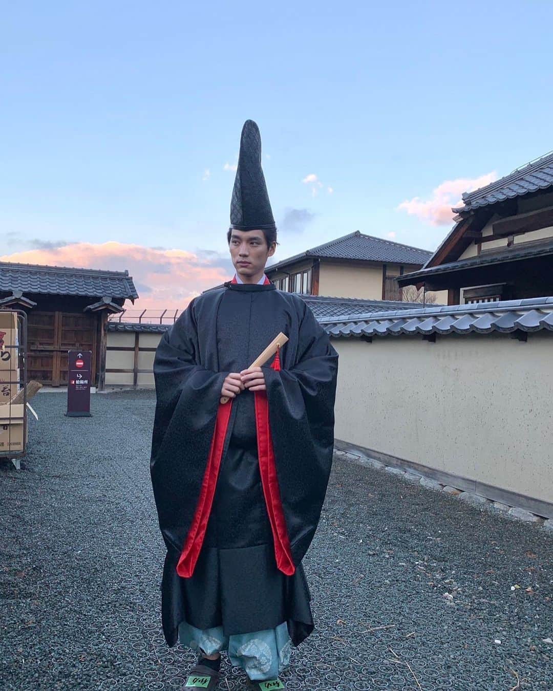 福士蒼汰のインスタグラム：「NHK ドラマ10 【大奥】 今夜22:00〜第１話放送です！  家光✖️有功編は2話からとなります！今夜は予告だけチラッと映りまする。  写真は公家出身の万里小路有功さん そして出家後の有功さん ２話では還俗までしますので 七変化ならぬ3.4変化しますので 乞うご期待。」