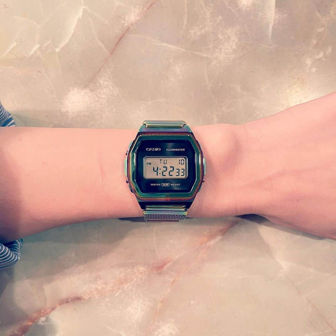 Reiのインスタグラム：「🌶️  one hot minute カメムシ色のカシオ  #illuminator #casio  #rhcp」