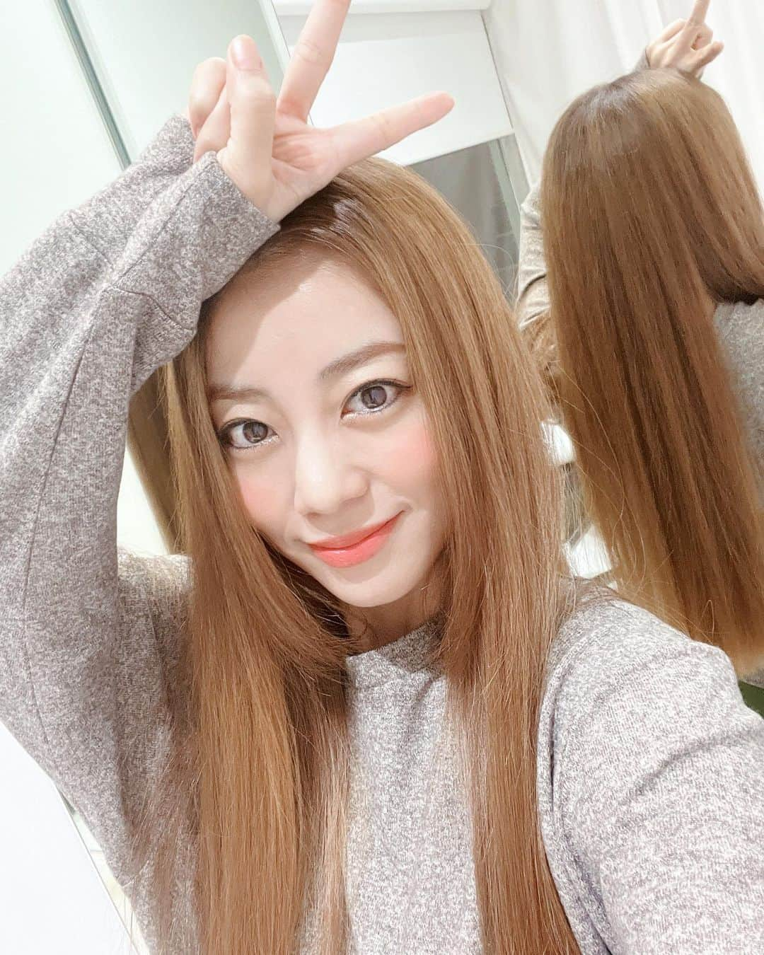 あびる優のインスタグラム：「今年初美容室😊💈 年末年始混んでいてなかなか予約が取れなかったので久しぶり✨ すっきりー💆‍♀️💕 髪の毛サラサラになりすぎて静電気でパヤパヤ🌱  #hair#haircolor#hairsalon#hairstyle#straighthair#longhair#video#ヘアカラー#ストレートヘア#ロングヘア#動画#美容室#美容院#💈#✌️#💇‍♀️」