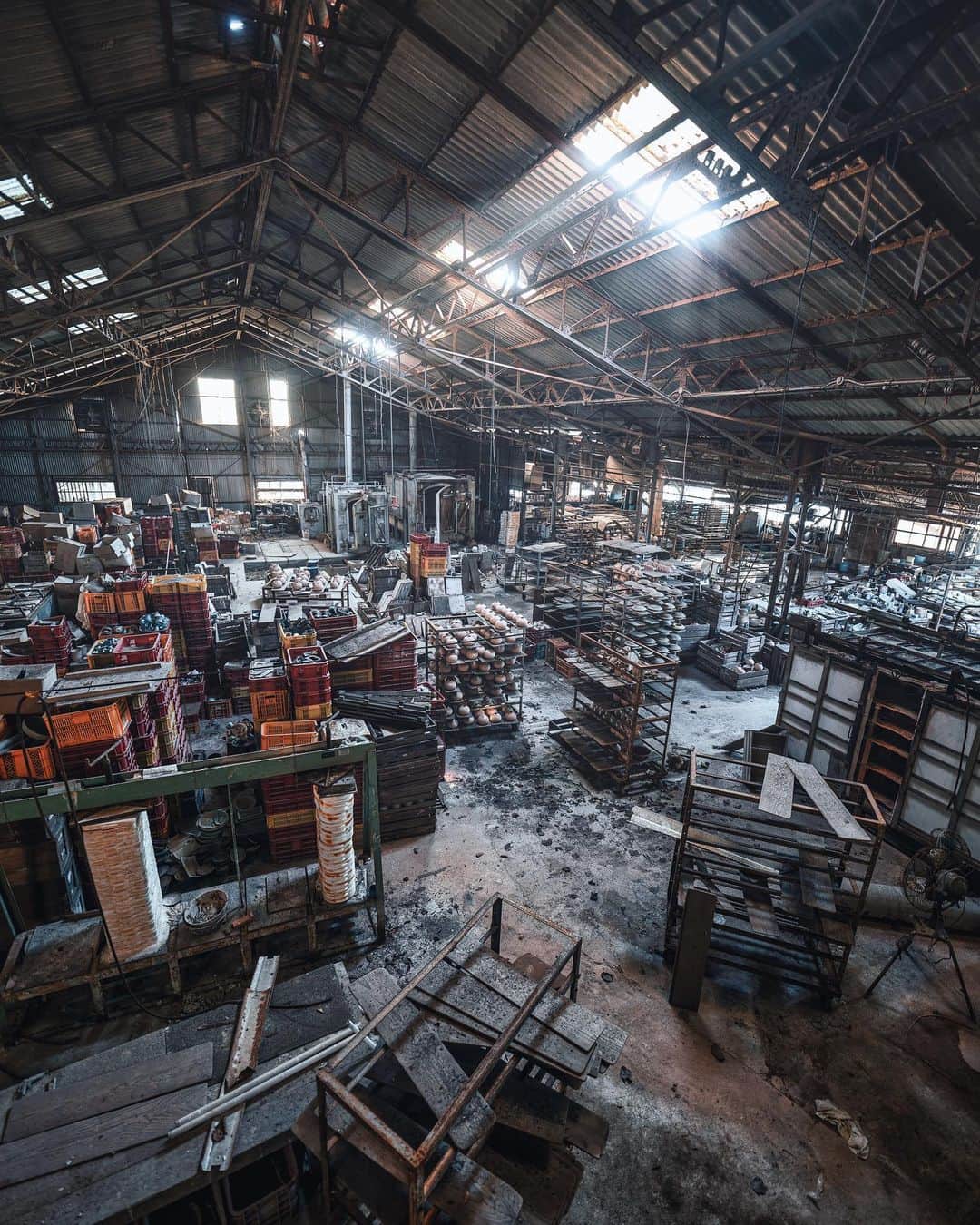 啝 （わ）のインスタグラム：「Abandoned factory 𓆲 𓆲 𓆲 #_passion_urbex_ #abandon_seekers_ #abandoned_addiction #abandonedcreeps #all_is_abandoned #ascosi_lasciti #decay_explorers #discarded_butnot_forgotten #fadedbeautyindecay #global_urbex #gloriousdecay #grime_lords #ig_urbex #lonely_and_abandoned_2 #masters_in_decay #nature_takes_over #raw_abandoned #rsa_preciousjunk #t_m_u_c #urbex_utopia #urbex_wereldwijd #urbexhero #world_wide_urbex #廃墟 #廃墟写真 #廃墟美」