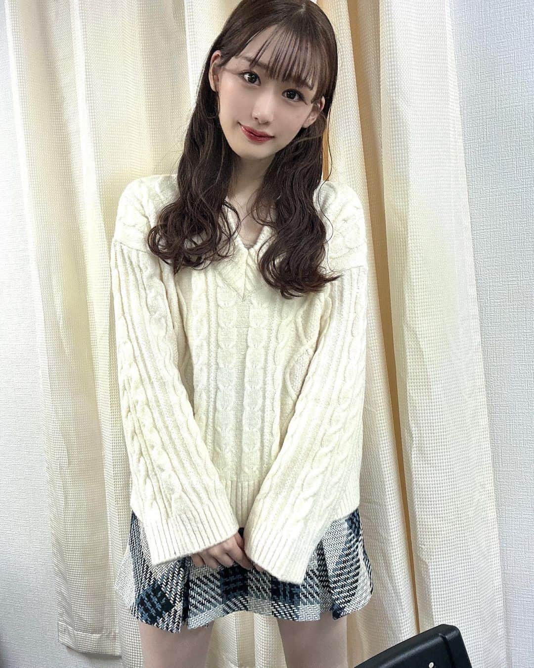のインスタグラム：「元ふぇあえれのメンバーでお友達のしおりん(@ringochan416 )がプロデュースしているブランド「FURRY store(@furry___shop )」の第2回POP UP STOREで買った服早速着たよっ♡  どんな服にも合わせやすい白ニット✨ 着てみたらめっちゃ可愛かった(˶ˊᵕˋ˵)  #furrystore #fashiongram #ガーリーファッション #アイドル  #サロモ #被写体 #动漫 #角色扮演 #粉我 #我的最愛 #女仆 #偶像 #팔로우 #아이돌#followme  #japanesegirl #japaneseidol  #idol」