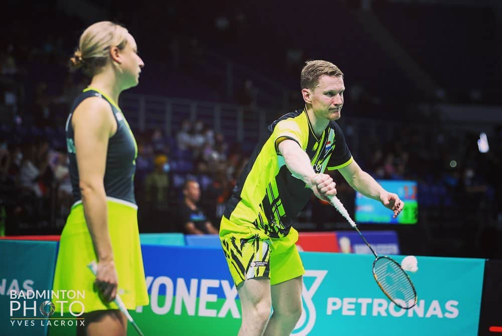 セレーナ・ピークのインスタグラム：「This picture pretty much sums up our match of today. Struggled a lot with the difficult playing conditions and never really set ourselves into a rhythm. Credits to our Indonesian opponents for playing well today. Time to bounce back stronger next week in India 🇮🇳. #onwardsandupwards #malaysiaopen2023 #badminton #teamnl」