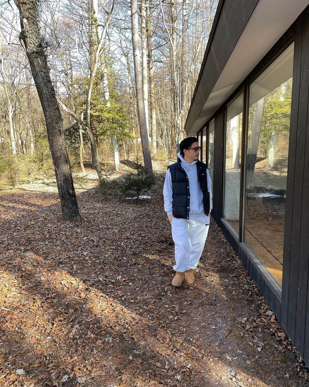 馬場一馬のインスタグラム：「旅先での洋服。 スウェットセットアップ ダウンベスト @dcdt_2014  くつ @ugg  #descendant#ugg」