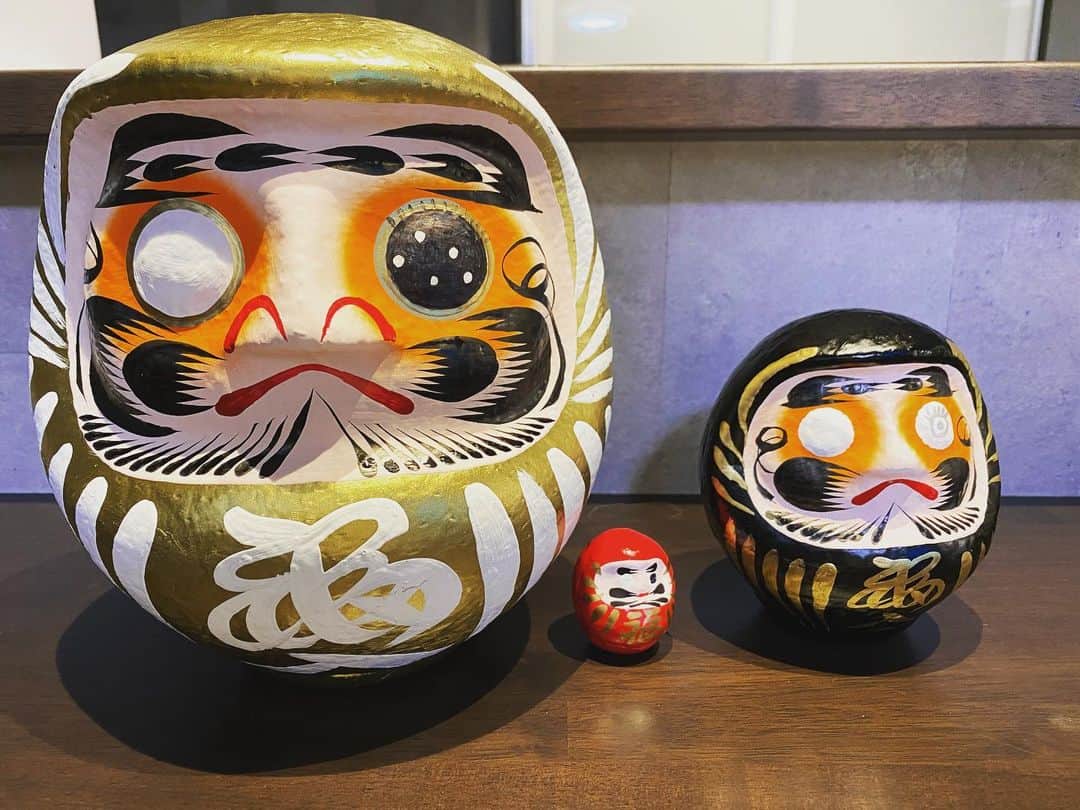 のインスタグラム：「それぞれの目標を達成するためにみんなで頑張るぞぉ⤴︎ 今年こそ両目かくぞ😤  #ダルマ  #願掛け #2023  #目  #かわちい」