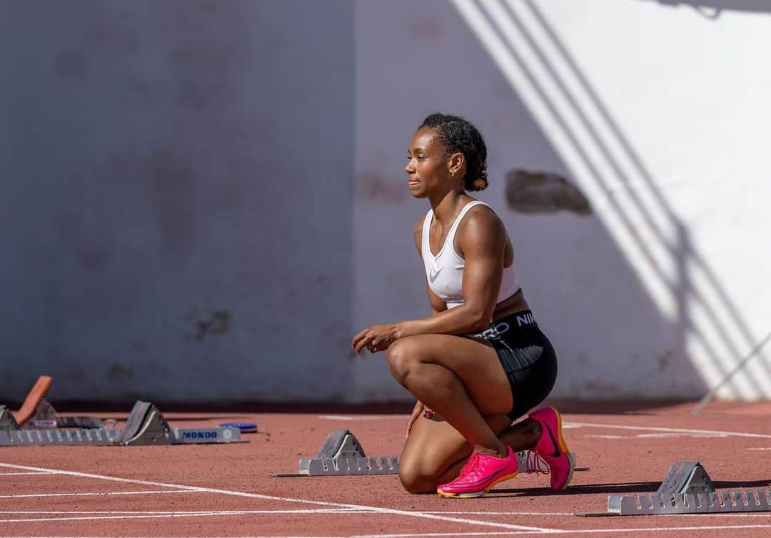 デズリア・ブライアントのインスタグラム：「I’m a champion, I don’t give up easily.😉  After sickness hit me in 2022 and caused me to not really have a season. I’m just grateful to be back doing what I love. Thank you God for allowing me to be here once again🥹🫶🏽」