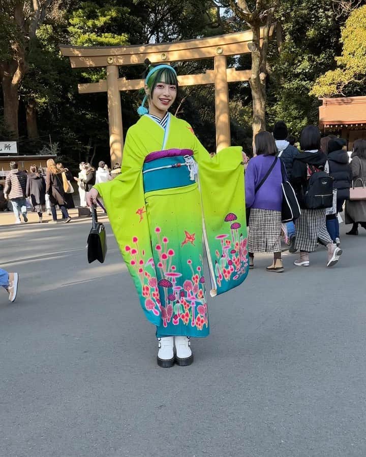 Harajuku Japanのインスタグラム：「Monday was Coming of Age Day (Seijin no Hi) in Japan, a holiday where the country celebrates and congratulates young people who've reached the age of legal adulthood (20). Part of the traditional celebration includes new adults wearing ceremonial furisode kimono and visiting a shrine. Meiji Jingu - located in Harajuku - is one of the major shrines in Tokyo, so many kimono-clad new adults were celebrating at the shrine on Monday. While out shooting on Coming of Age Day, we met a lot of wonderful new people, as well as seeing several of the Harajuku regulars who reached the age of adulthood over the last year.  We hope that you'll join us in congratulating all of the new adults, and wishing them all a great year, and a great life ahead of them!! Thank you to everyone we met and photographed.  People featured in this photoset include: @hz__moon__ @mikael_140506 @emiliavalentinna @phillysky (We didn't tag anyone with a private account. If you're in this set and you want to be tagged, just let us know.)  Congratulations everyone!! 🎉🎉」