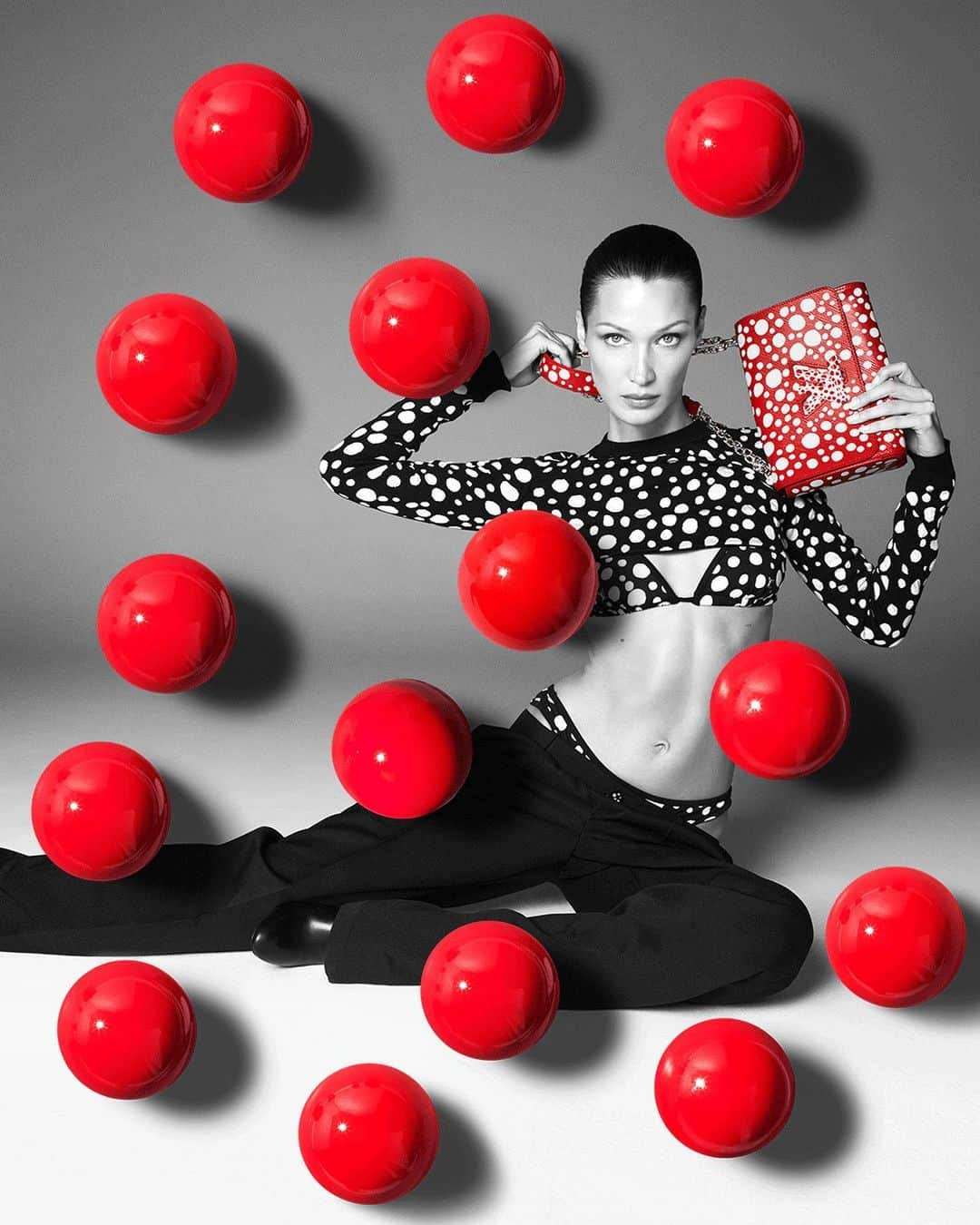 クリスティー・ターリントンのインスタグラム：「@bellahadid and @cturlington for #LVxYayoiKusama. Learn more about the #LouisVuitton collaboration via link in bio.」