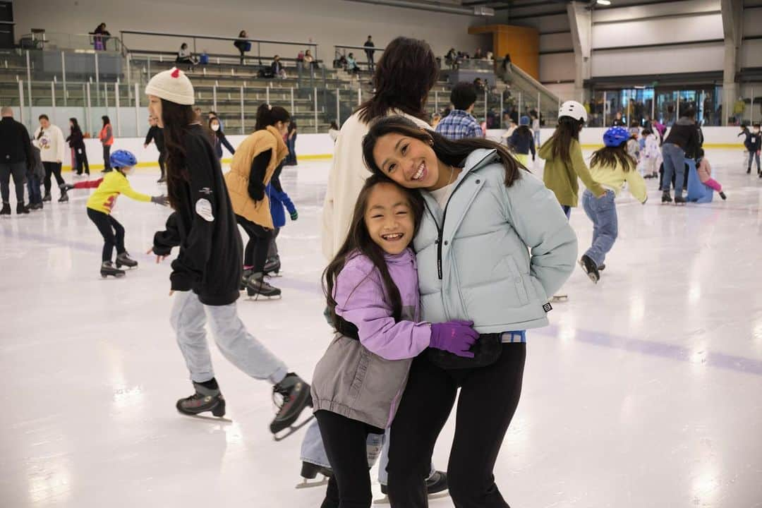 ジェシカ・カラランのインスタグラム：「Just your typical Saturday Public Session at @greatparkice with Zoey… Smiles on smiles!!! ⛸️🤍 #lovemyjob   📸: @luapgnuey」