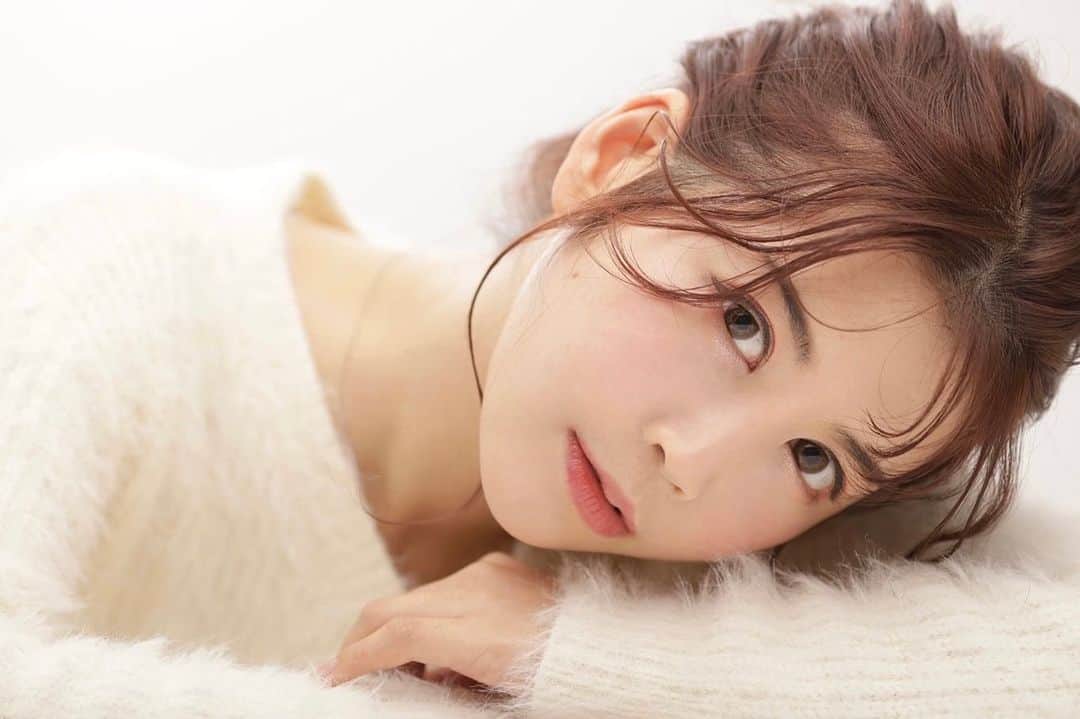のインスタグラム：「この写真の時はふわふわ柔らかいイメージで写真を撮ってもらったので、メイクも柔らかくしてもらいました☺︎🌟 あと、ポニーテールも貴重な気がする😌✨ 是非みんなにも見てほしい✨ . . . . . . . . . . . . . . . . . . . . . . . . . . . . . . . . .  #photo #camera  #粉我  #japanese #japanesegirl #swimwear #follow #followme  #フォロワー募集中  #フォロワー増やしたい #レースクイーン #グラビア　 #racequeen #selfie  #팔로우 #셀카 #셀카샷 #셀피 #셀카그램 #얼스타그램 #팔로우환영 #팔로우환영 #팔로  #photography #photoshoot #撮影　#portrait #カメラ　#camera #photoshooting  #ニット」