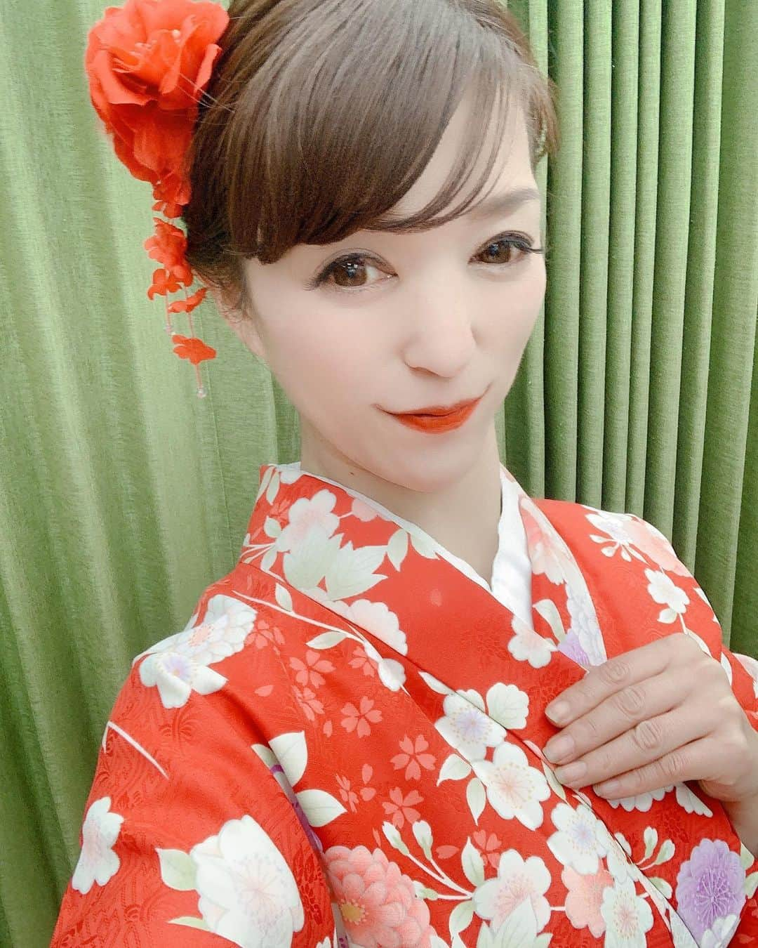 彩月のインスタグラム：「本年も、無病息災と豊かな御縁でありますように、どうぞ宜しくお願い致します🍀(‪ஐ‬ᴗ͈ˬᴗ͈)💛✨  気持ち✨新成人💛🥰   #SHOWROOM  #彩月  #着物大好き❤️」