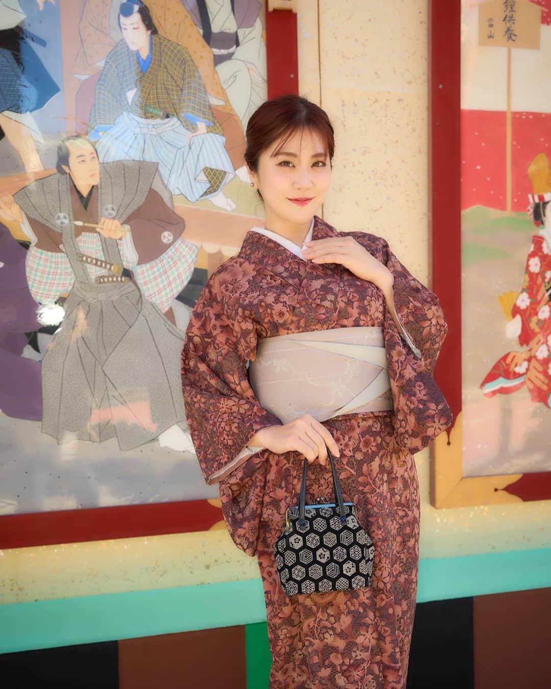 斎藤みどりのインスタグラム：「煙を身体にどーん💥 みんなで健康になっちゃお😜 . . @sakuyoshi2180   #浅草 #和服美人 #着物 #正絹着物 #お正月 #日本的偶像 #kimonostyle #asakusa #japanesegirl」