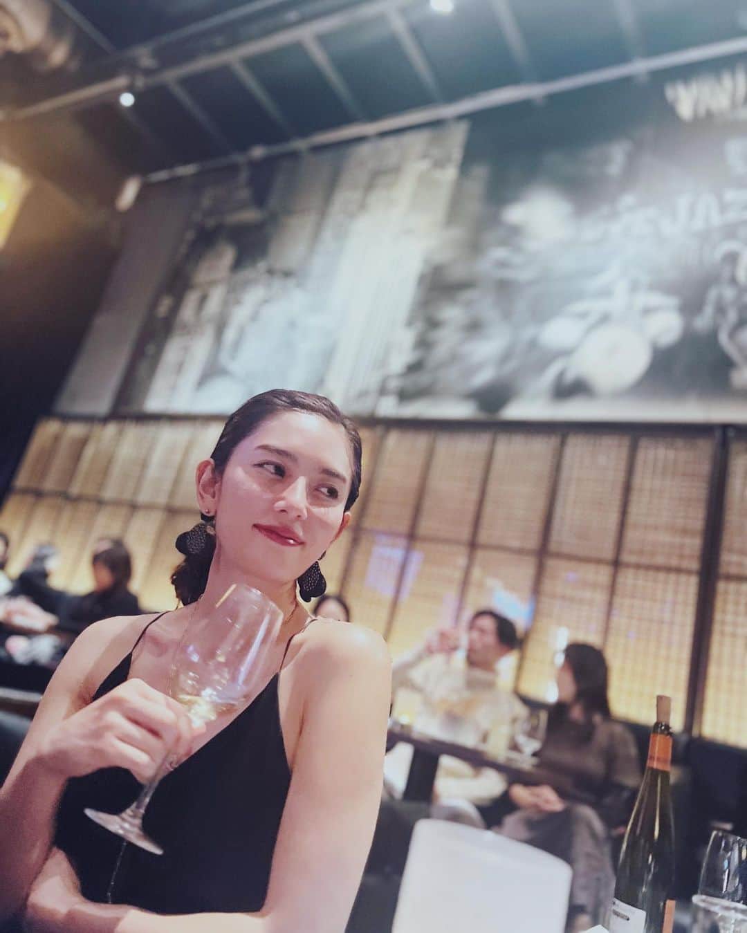 白澤貴子のインスタグラム：「The pain of parting is nothing to the joy of meeting again. -Charles Dickens  朝ごはんの後、部屋にある手回しのオルゴールを鳴らし、 私の淹れた紅茶を飲み、ギュっとハグを交わして 家を出た今朝の息子。 さっきまで彼がいた空間に気配の余韻を感じて なんとも言えない寂しさがこみ上げてくる。  それでもやはり、メリハリのあるこの生活は お互いにとって最良だと私自身感じているし、 先日私の友人に寂しくないのかと聞かれた息子も 同じようなことを話していた。  密に過ごす時間と互いが成長する時間。 一緒にいられるひとときは"今"だけだから思い切り愉しめる。 次また会うときまでに素敵な母さんになりたいから、会えない“今"を一層頑張りたい。  この冬休み、小学１年生のとき以来 6年ぶりに一緒にブルーノートに来られて グラスパーの音に優しく包まれながら 特別な時間を過ごせたことも良き思い出。  私の背をとうに超したけれど、 高いヒールとではまだ小さな息子が "今"の彼視点で撮ってくれたたくさんの私の写真と、 貴重な2人だけの写真と。  また次に会える日を糧に。 さてさて、今日からまた頑張りましょうかね♪  #備忘録 #RobertGlasper #BluenoteTokyo」