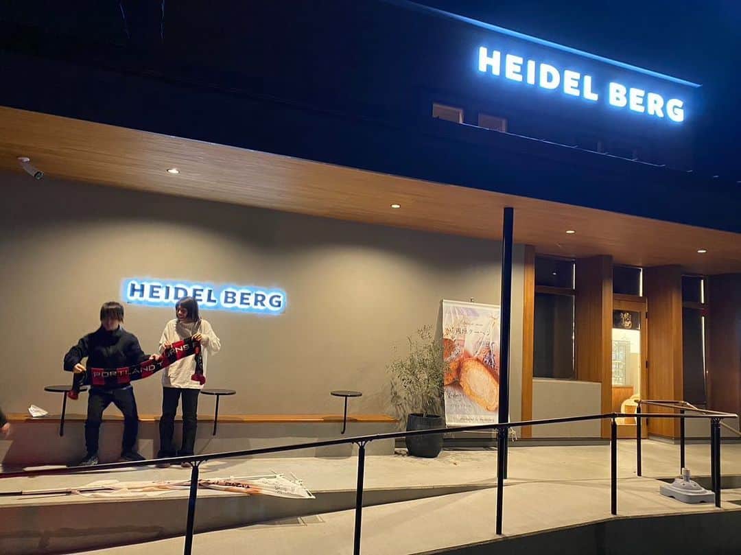 のインスタグラム：「→ 地元で人気のHEIDEL BERG！ 岡垣サンリーアイにリニューアルオープンしたそうです✨ ⁡ FCグローバルの先輩に ちょっと早いbirthday cake🍓いただきました☺️ 写真入りの苺盛りだくさんケーキ♪ ⁡ぜひ来てね✌︎ 入り口でクマが待ってます🧸 #ハイデルベルグ#岡垣サンリーアイ#birthdaycake」