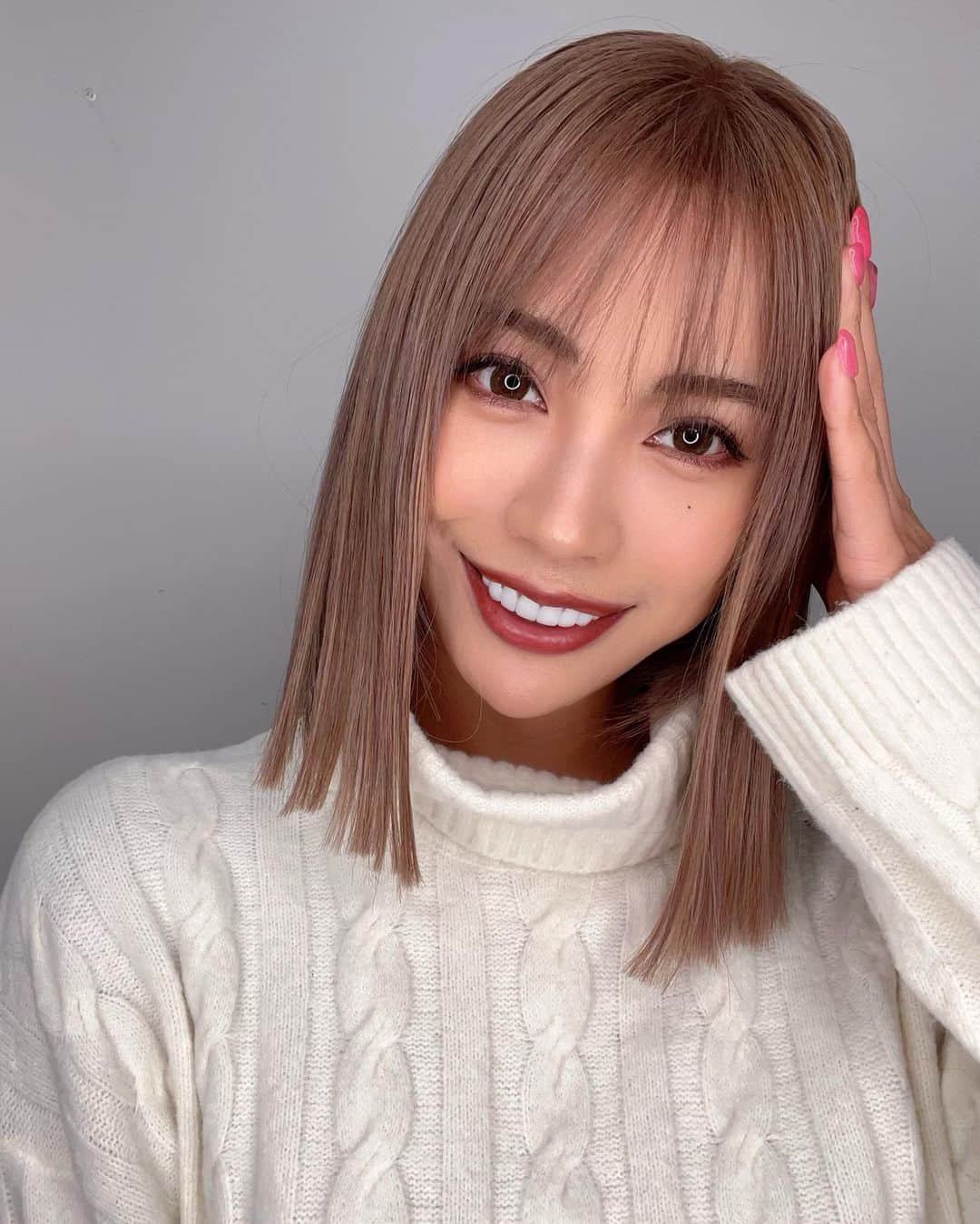 のインスタグラム：「New Hairどうでっか( ¨̮ )？✨  皆のアンケート結果 ショートになりました💙💙💙 サイドにエクステ少し付けてます！  来月はロングにするからロング派の方待っててのーん🫧✨  1年ぶりのブリーチ緊張したけど エリーツだとダメージが少なくてエクステもサラサラだから、ここしか行けない🫠💙🫧✨  米さんいつも有難うございます🫡✨  #cyberjapan #junon #サイバージャパン　#ジュノン」